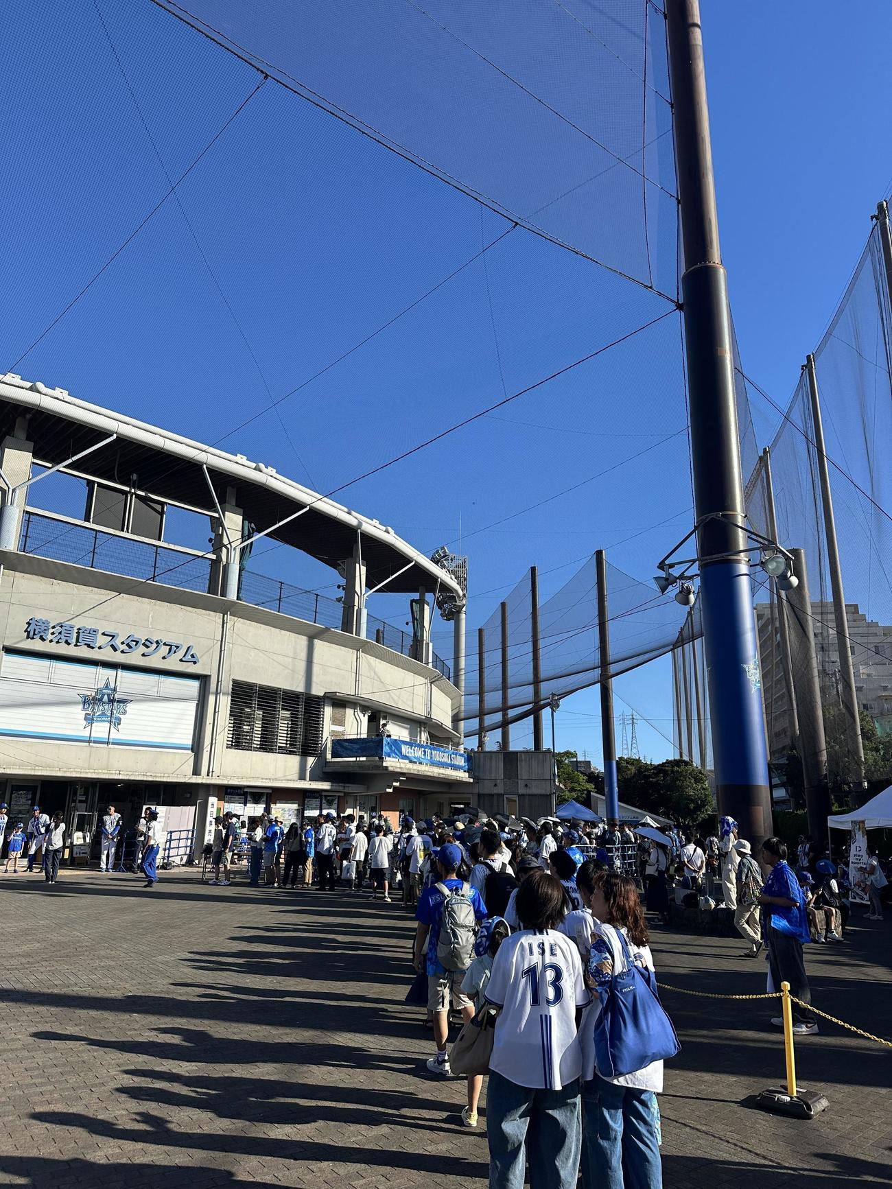 イースタンDeNA対ロッテ　藤浪らを見ようと、スタジアムには大勢のファンが詰めかけた＝2025年7月26日