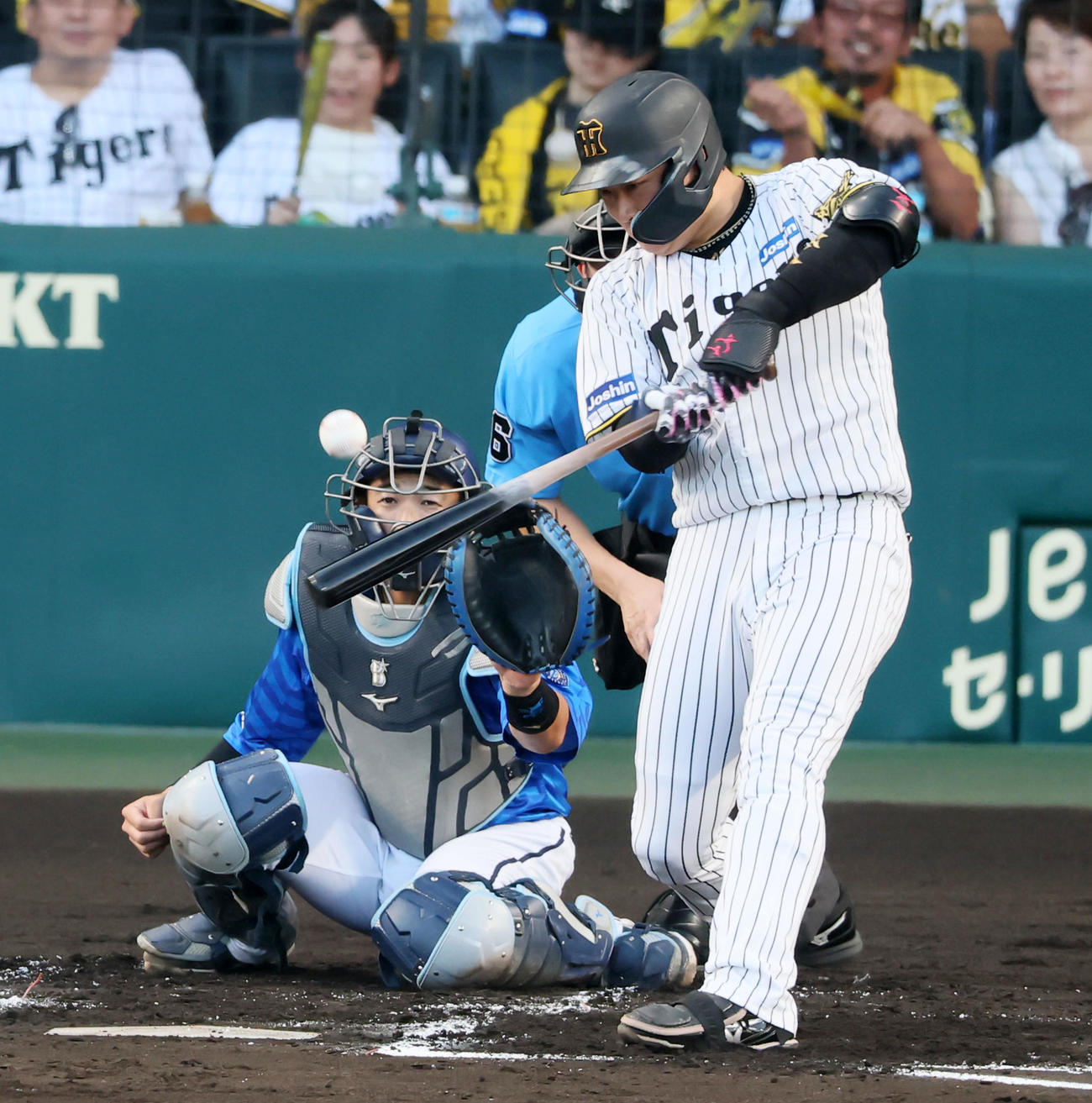 阪神対DeNA 1回裏阪神2死一、三塁、大山は中前適時打を放ち先制（撮影・加藤哉）