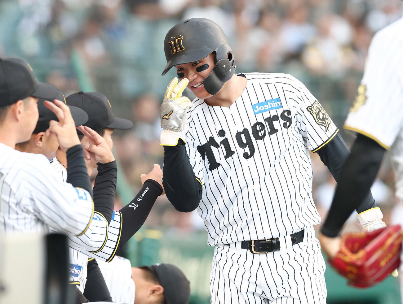 阪神対DeNA 1回裏阪神2死一、三塁、大山の先制適時打で生還した森下（撮影・上田博志）