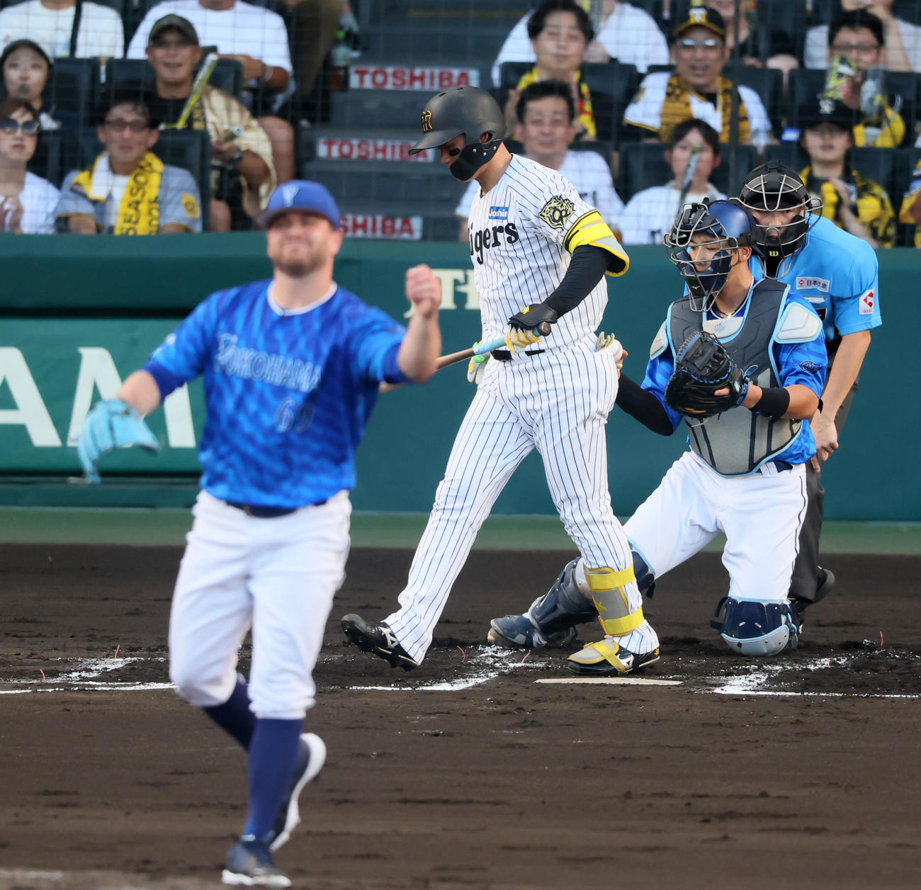 阪神対DeNA 1回裏阪神2死、森下は四球を選ぶ。投手ケイ（撮影・加藤哉）