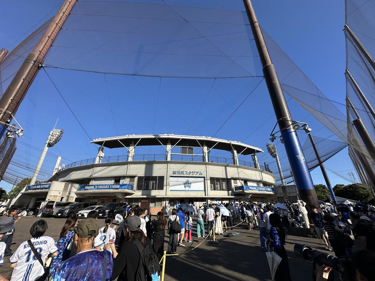 イースタンDeNA対ロッテ　藤浪らを見ようと、スタジアムには大勢のファンが詰めかけた＝2025年7月26日