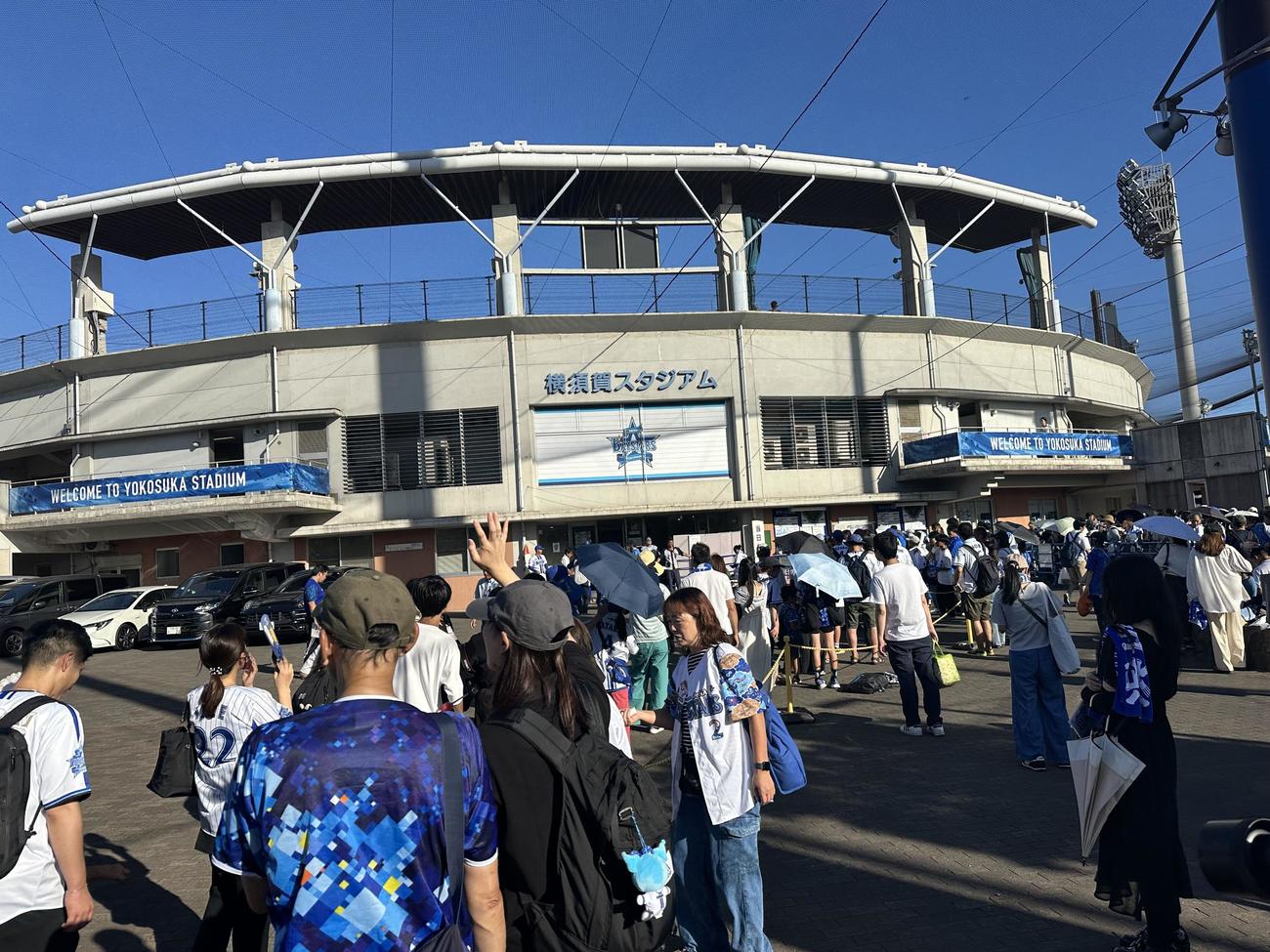 イースタンDeNA対ロッテ　藤浪らを見ようと、スタジアムには大勢のファンが詰めかけた(撮影・浅見桂子)