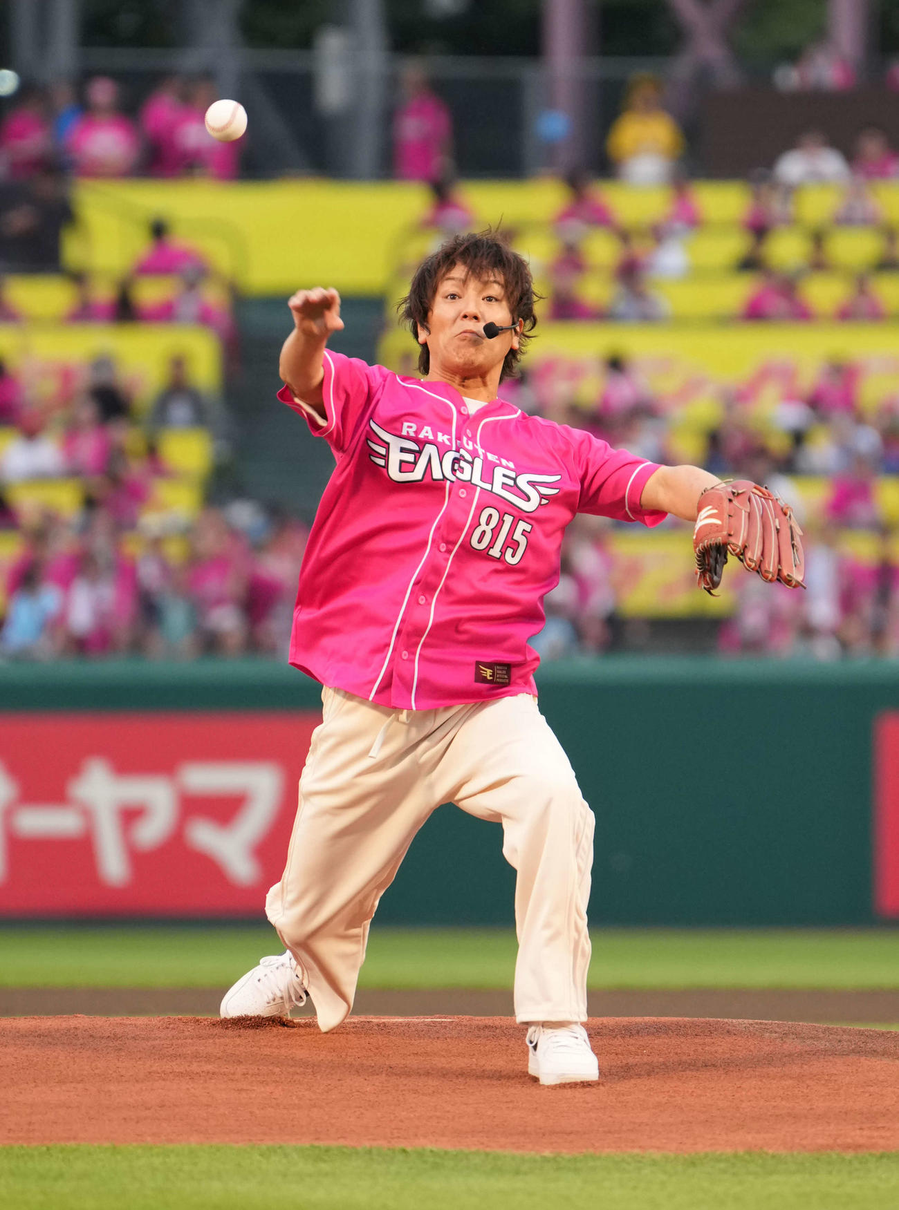 楽天対西武　セレモニアルピッチに登場したタレントの狩野英孝（撮影・井上学）