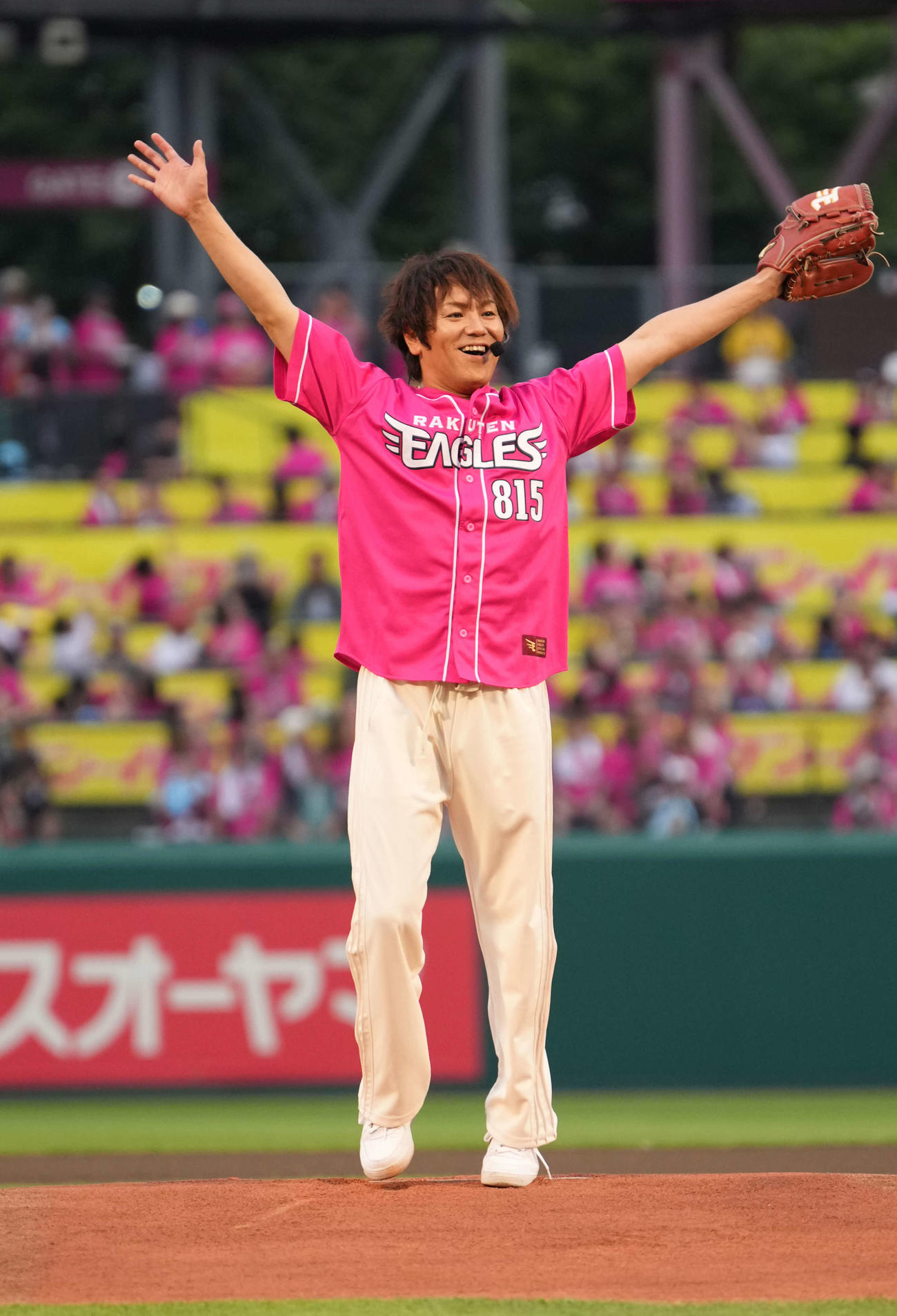 楽天対西武　セレモニアルピッチに登場したタレントの狩野英孝（撮影・井上学）