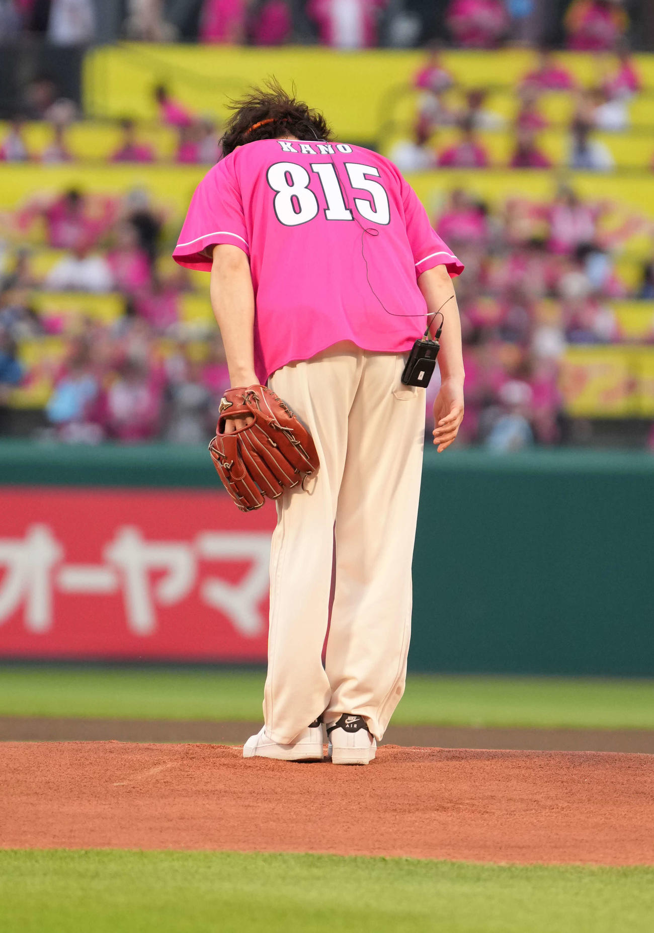 楽天対西武　セレモニアルピッチに登場したタレントの狩野英孝（撮影・井上学）