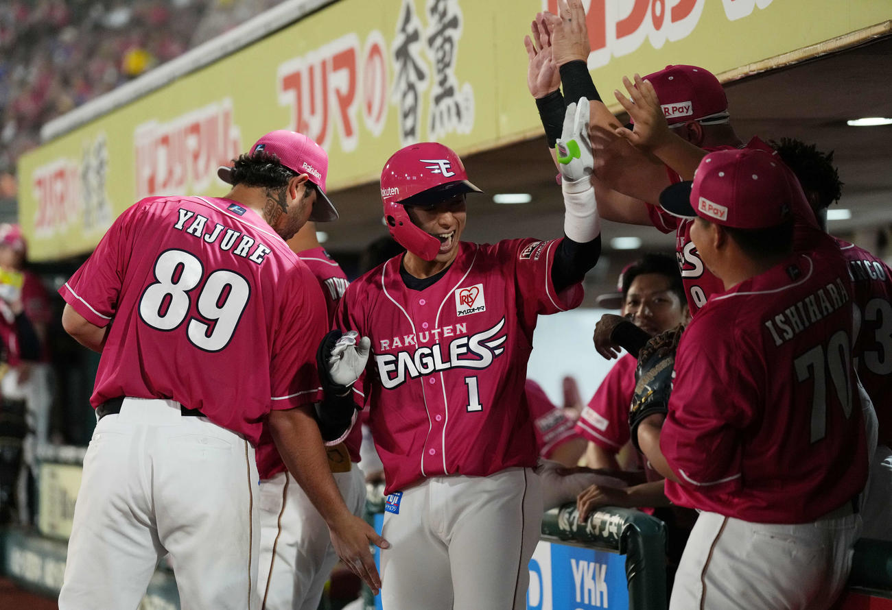 楽天対西武　右越え本塁打を放った宗山（中央）はベンチの出迎えを受ける（撮影・井上学）