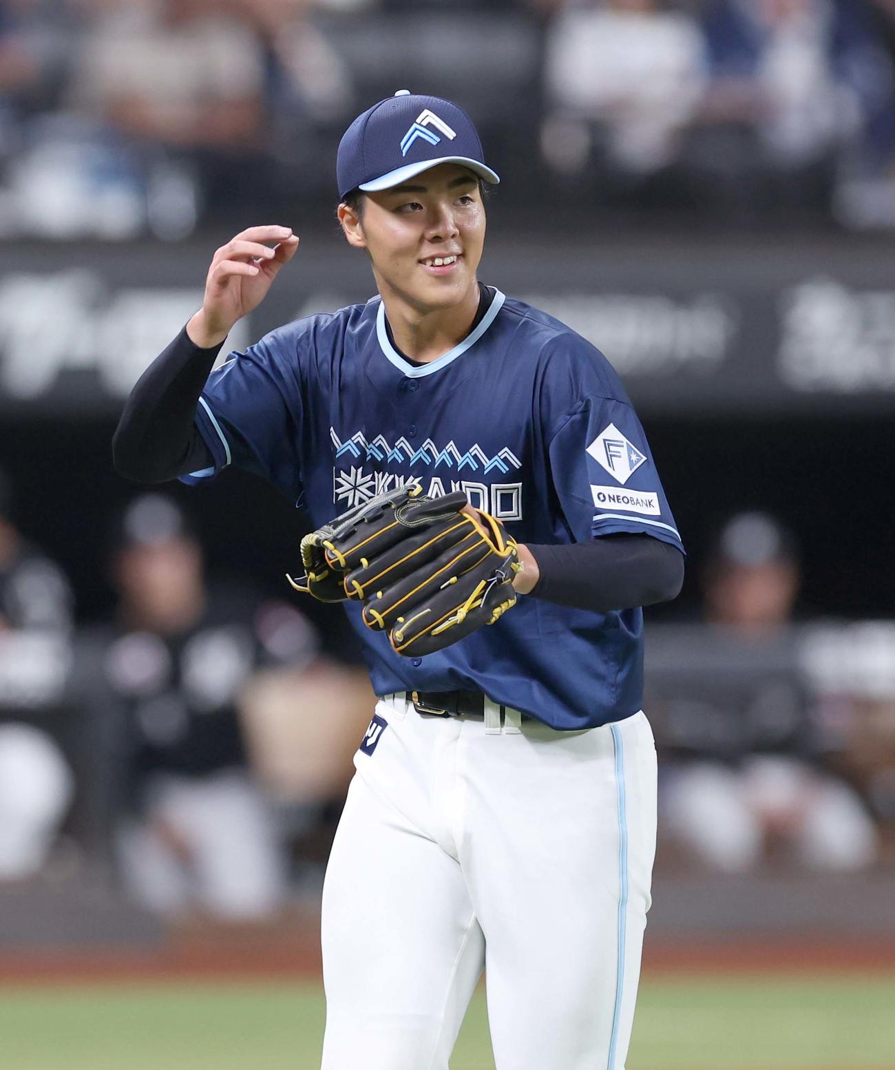 日本ハム対ロッテ　3回表まで無安打無失点に抑え笑顔で引き揚げる柴田（撮影・黒川智章）