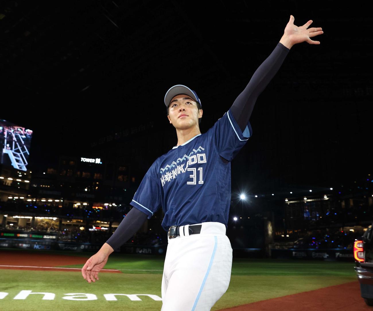 日本ハム対ロッテ　試合後、スタンドに手を振る柴田（撮影・黒川智章）
