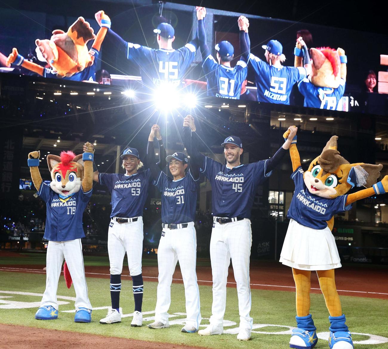 日本ハム対ロッテ　試合後、笑顔でスタンドに向かって手を挙げる左から水谷、柴田、バーヘイゲン（撮影・黒川智章）