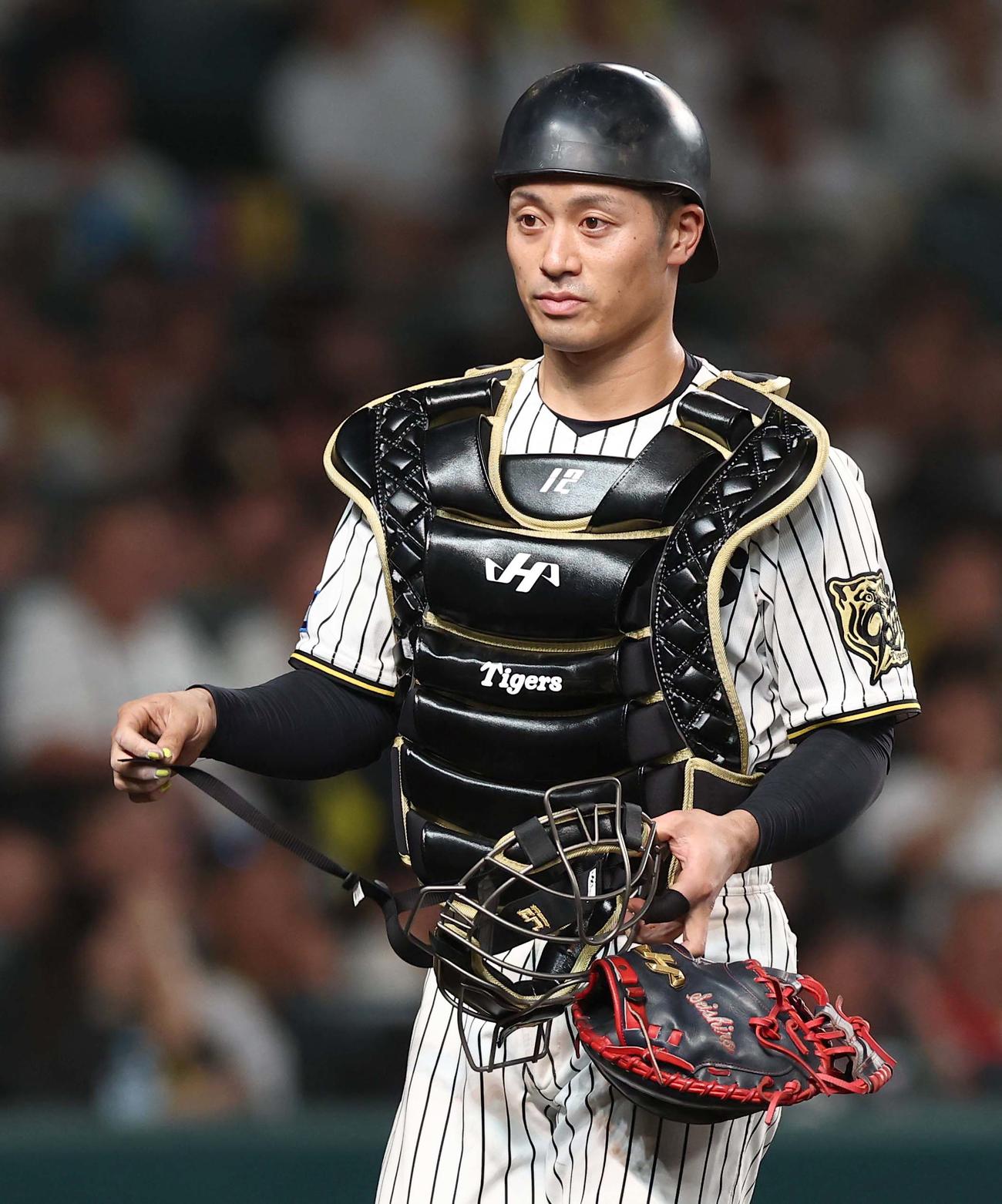 阪神対DeNA 6回表DeNA2死三塁、壊れたマスクを手にベンチに向かう坂本（撮影・上田博志）