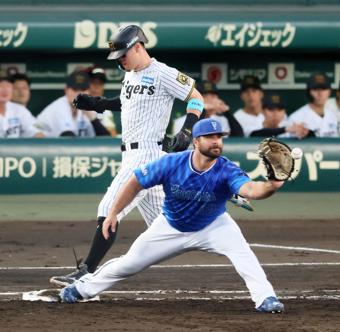 阪神対DeNA 3回裏阪神1死一、二塁、二ゴロ併殺に倒れた佐藤輝。一塁手フォード（撮影・加藤哉）