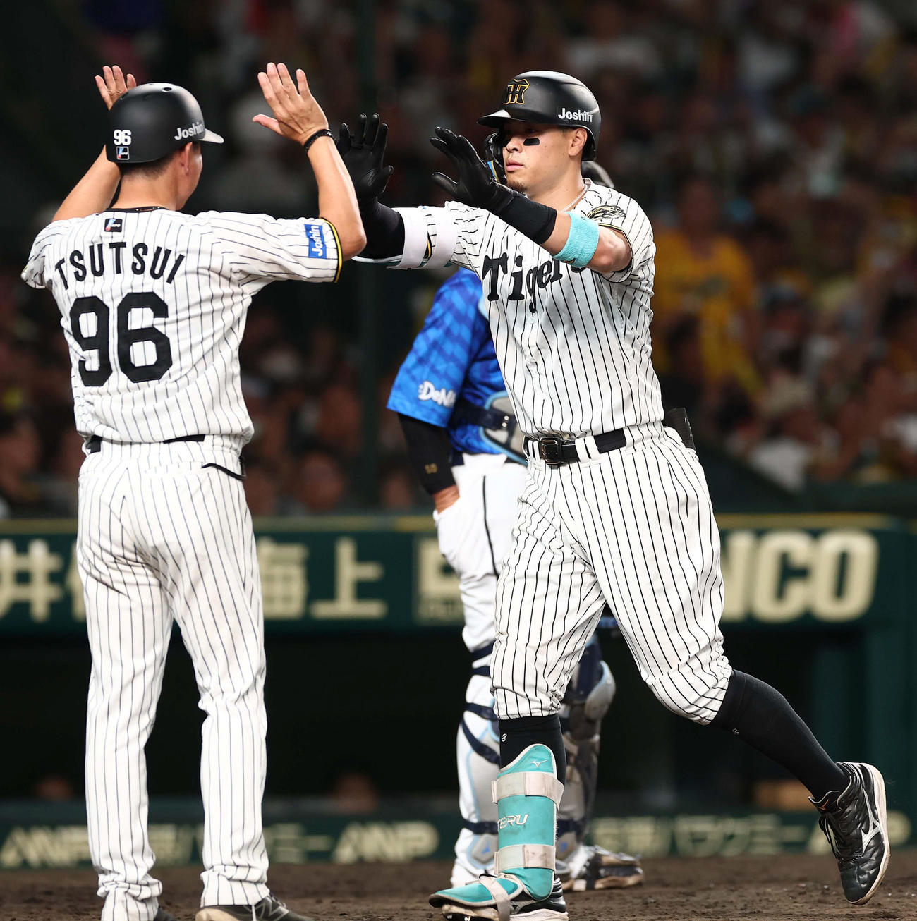 阪神対DeNA 6回裏阪神1死、佐藤輝は右越えソロ本塁打を放つ（撮影・上田博志）