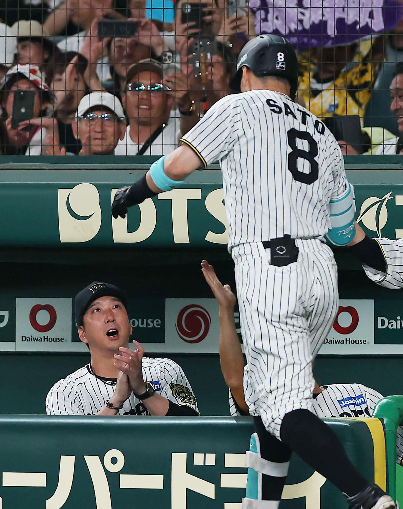 阪神対DeNA 6回裏阪神1死、本塁打を放った佐藤輝（右）を迎える藤川監督（撮影・前田充）