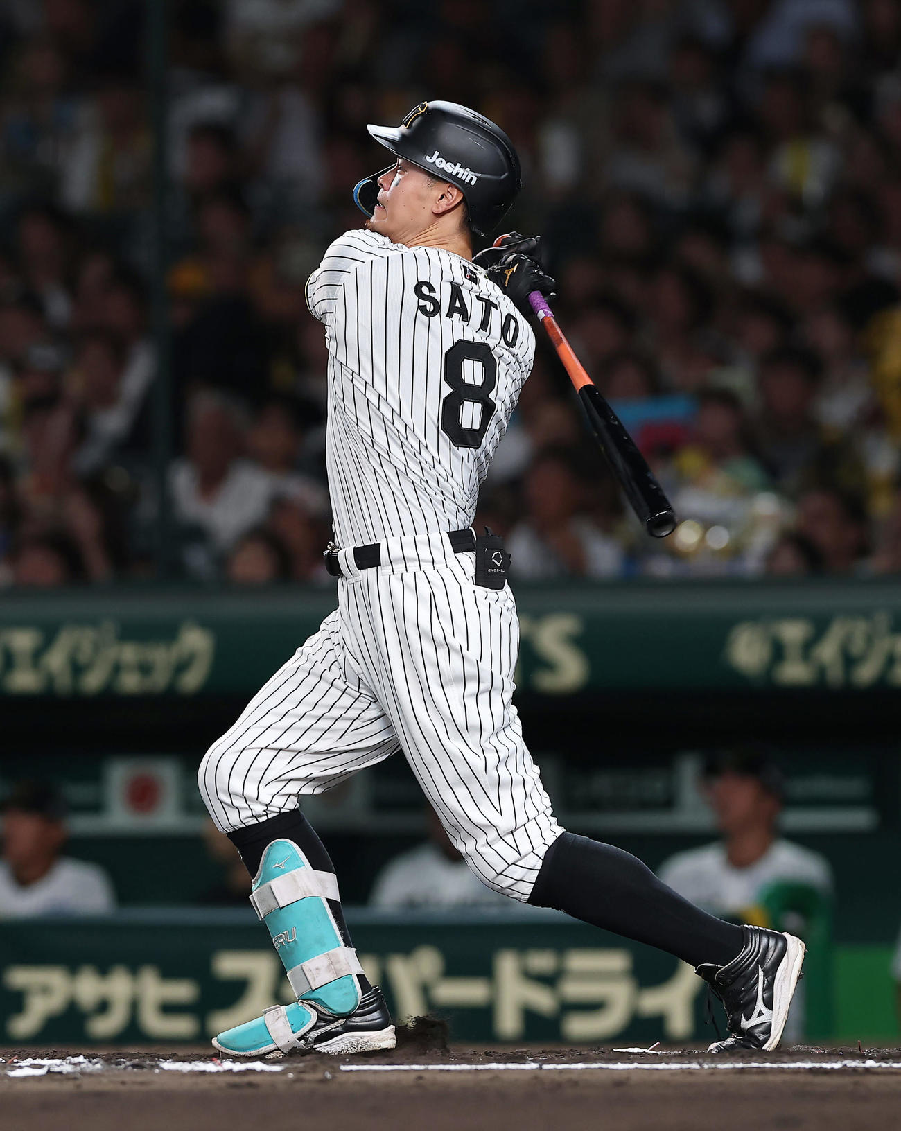 阪神対DeNA 6回裏阪神1死、右越え本塁打を放つ佐藤輝（撮影・前田充）