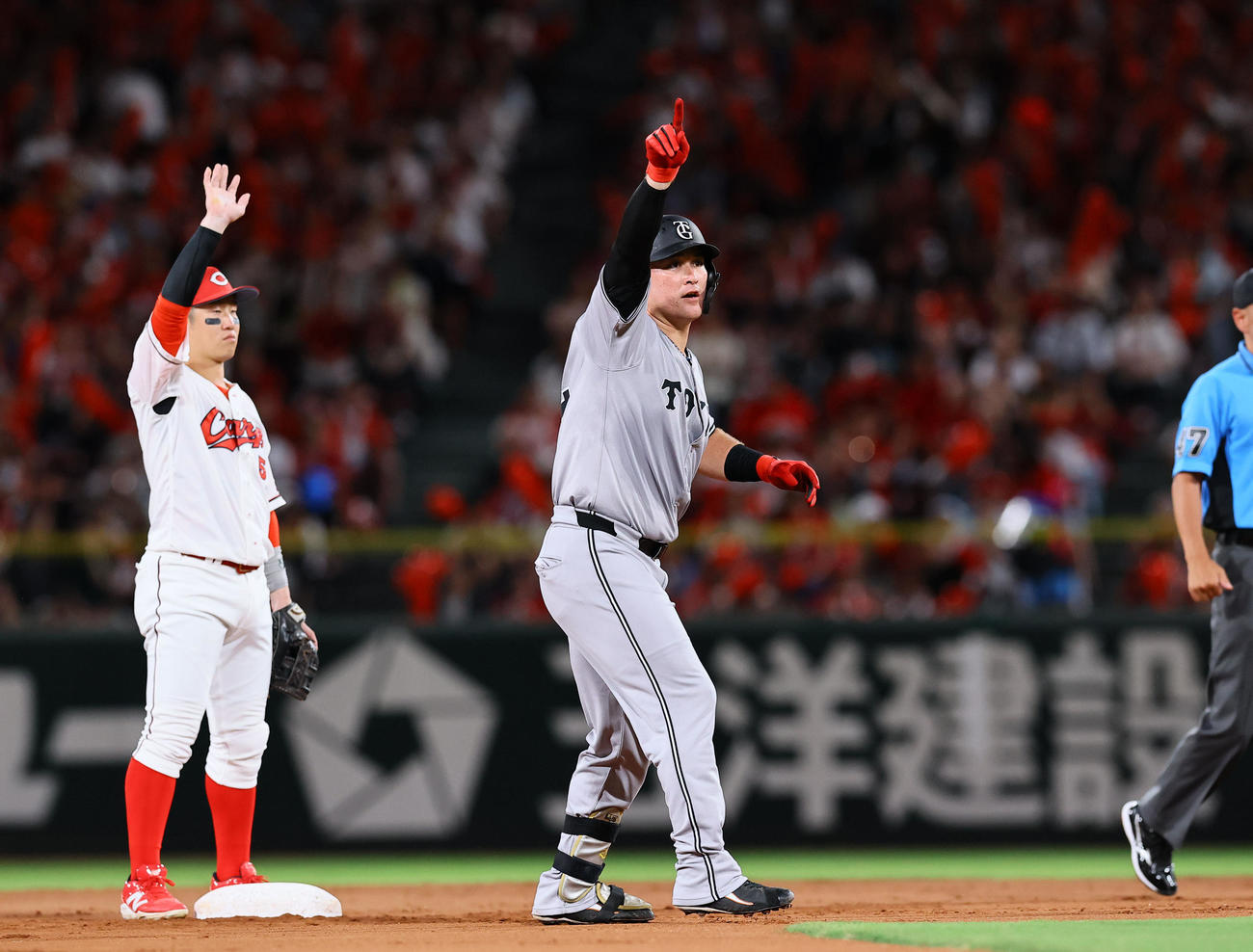 広島対巨人　7回表巨人1死一塁、リチャードは右翼線に勝ち越し適時二塁打を放ちベンチを指さす（撮影・藤尾明華）