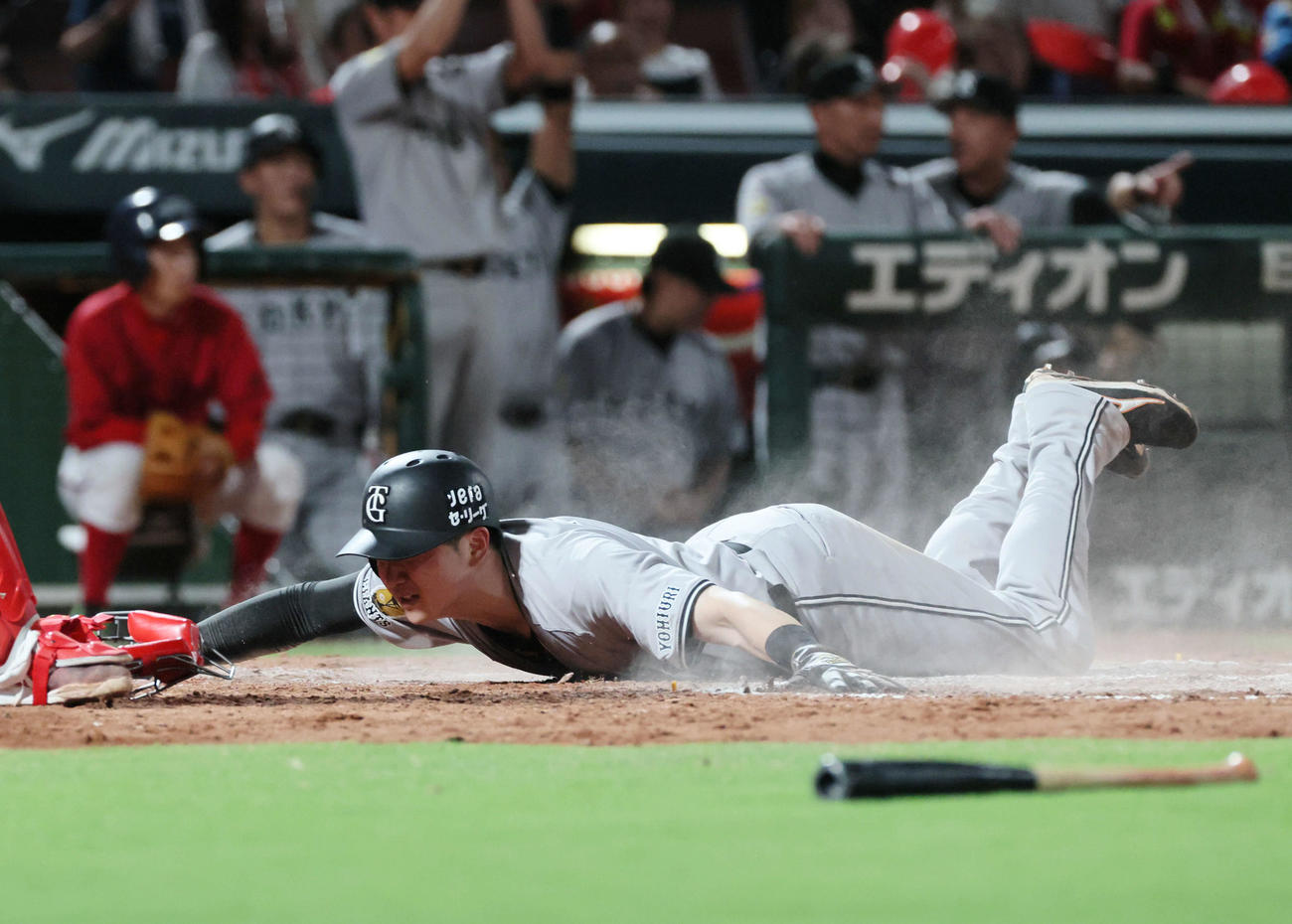 広島対巨人　7回表巨人1死一塁、リチャードの勝ち越し右適時二塁打で泉口が生還（撮影・加藤孝規）