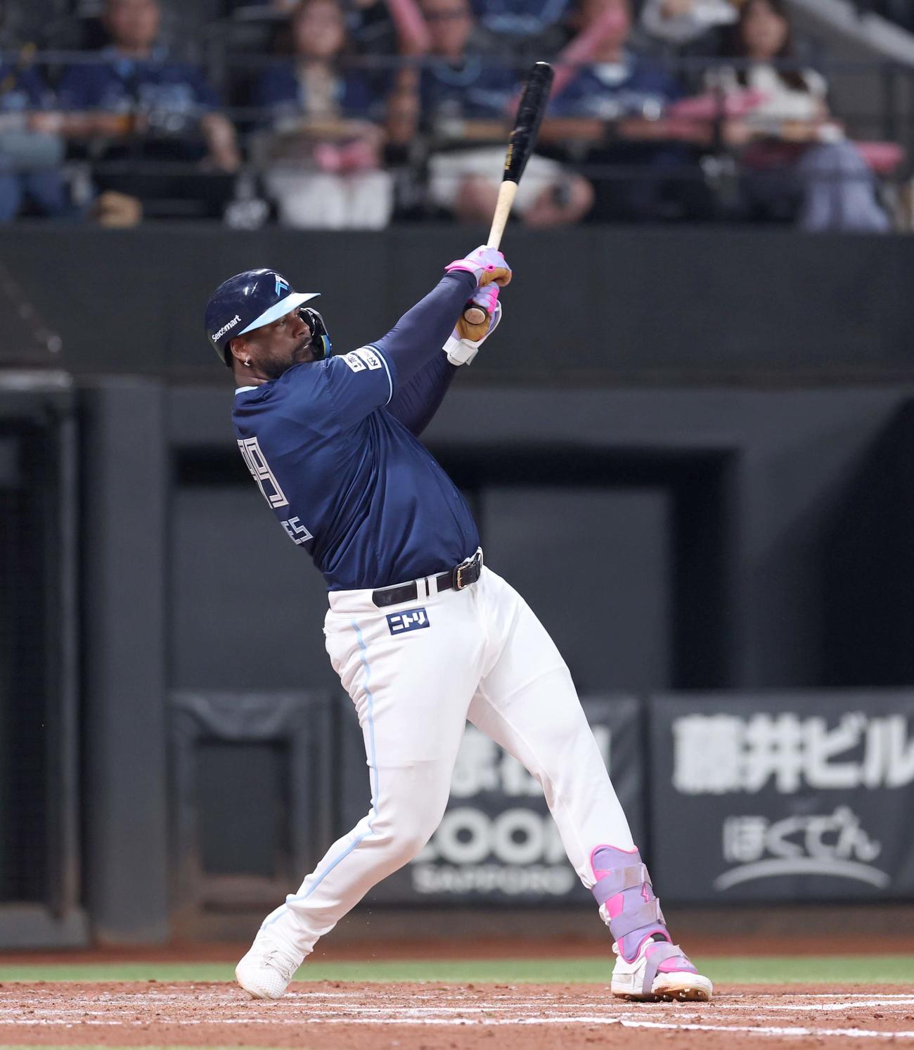 日本ハム対ロッテ　3回裏日本ハム無死二塁、中前適時打を放つレイエス（撮影・黒川智章）