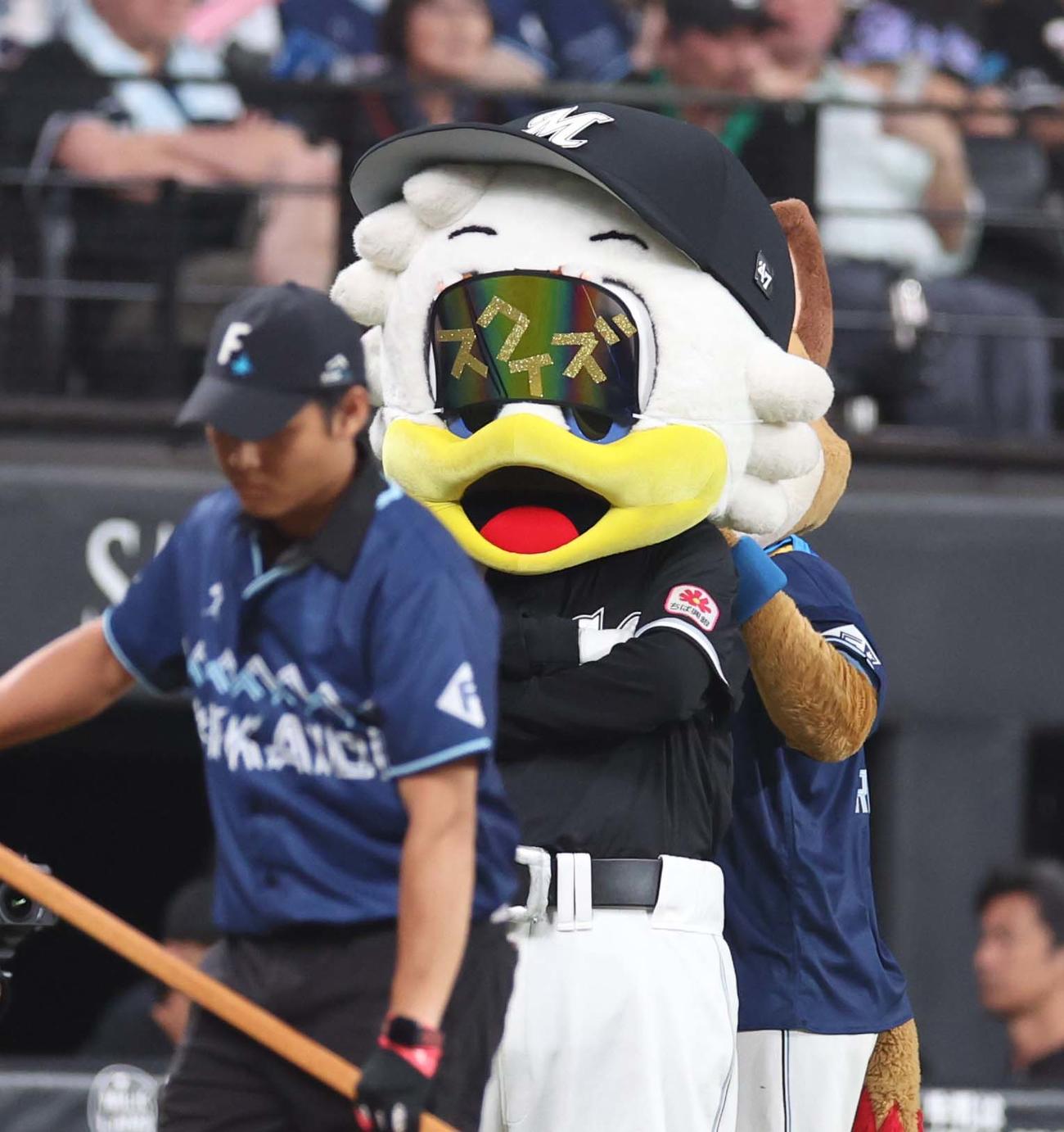 日本ハム対ロッテ　球宴での新庄監督のパフォーマンスを「いじる」ロッテマスコットのマーくん（撮影・黒川智章）