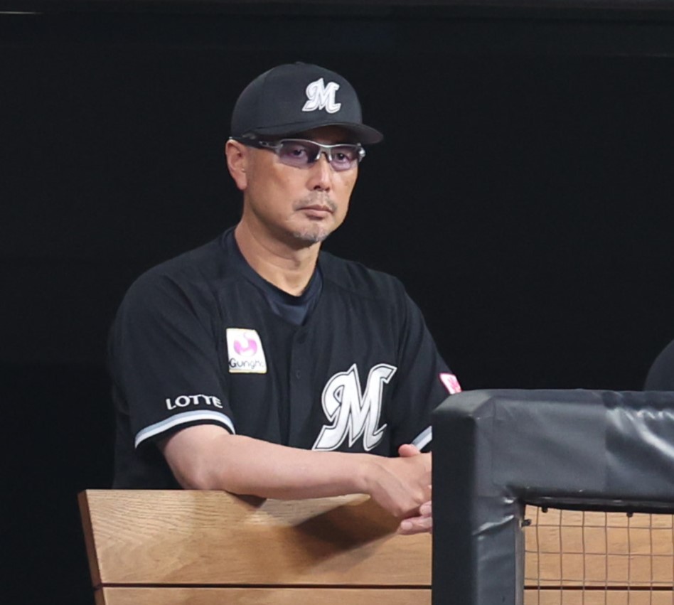 日本ハム対ロッテ　試合を見つめる吉井監督（撮影・黒川智章）