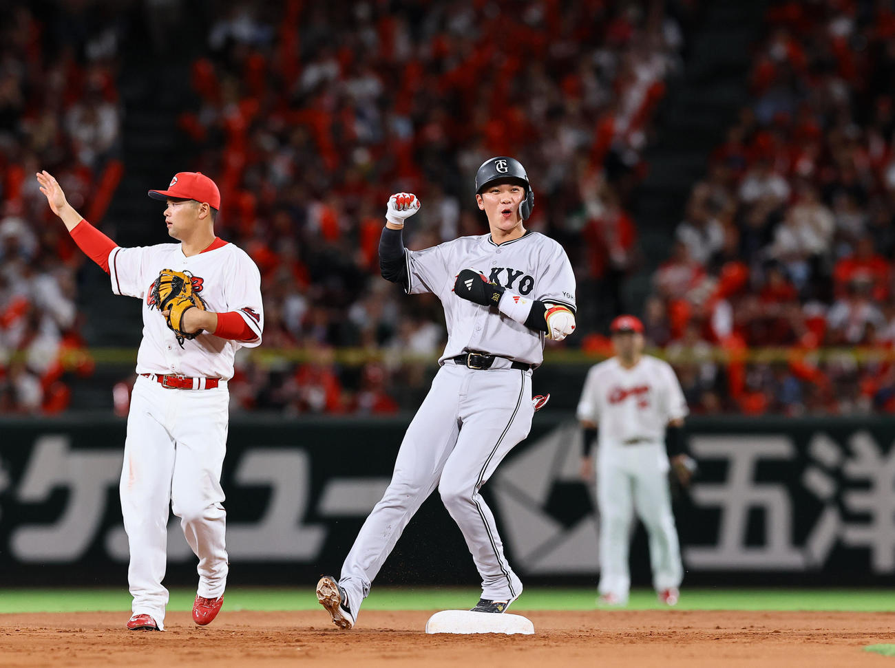 広島対巨人　7回表巨人2死二塁、代打坂本は中越えに適時二塁打を放ちガッツポーズをする（撮影・藤尾明華）