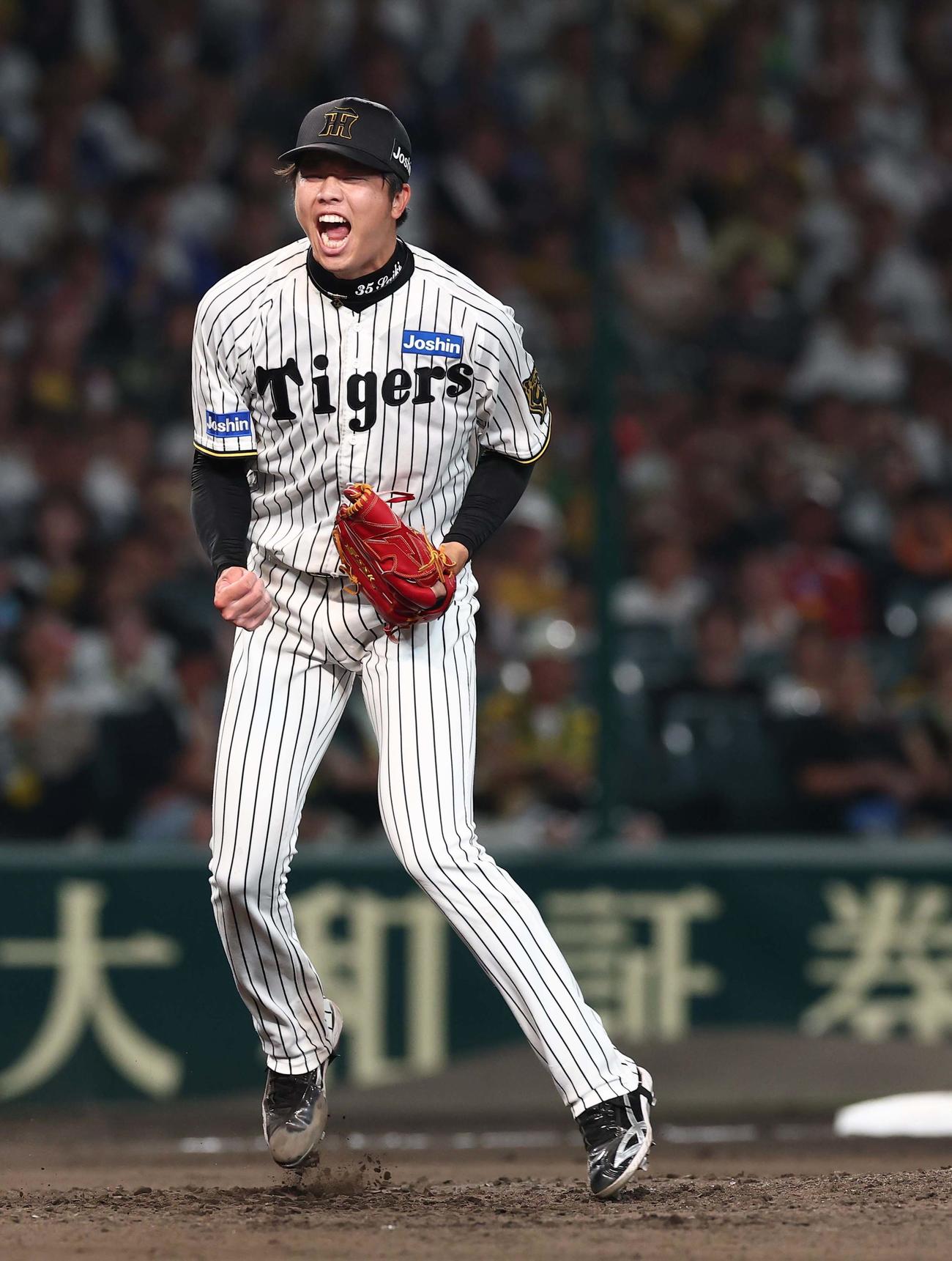 阪神対DeNA 8回表DeNA2死一塁、戸柱から三振を奪い雄たけびをあげる才木（撮影・上田博志）