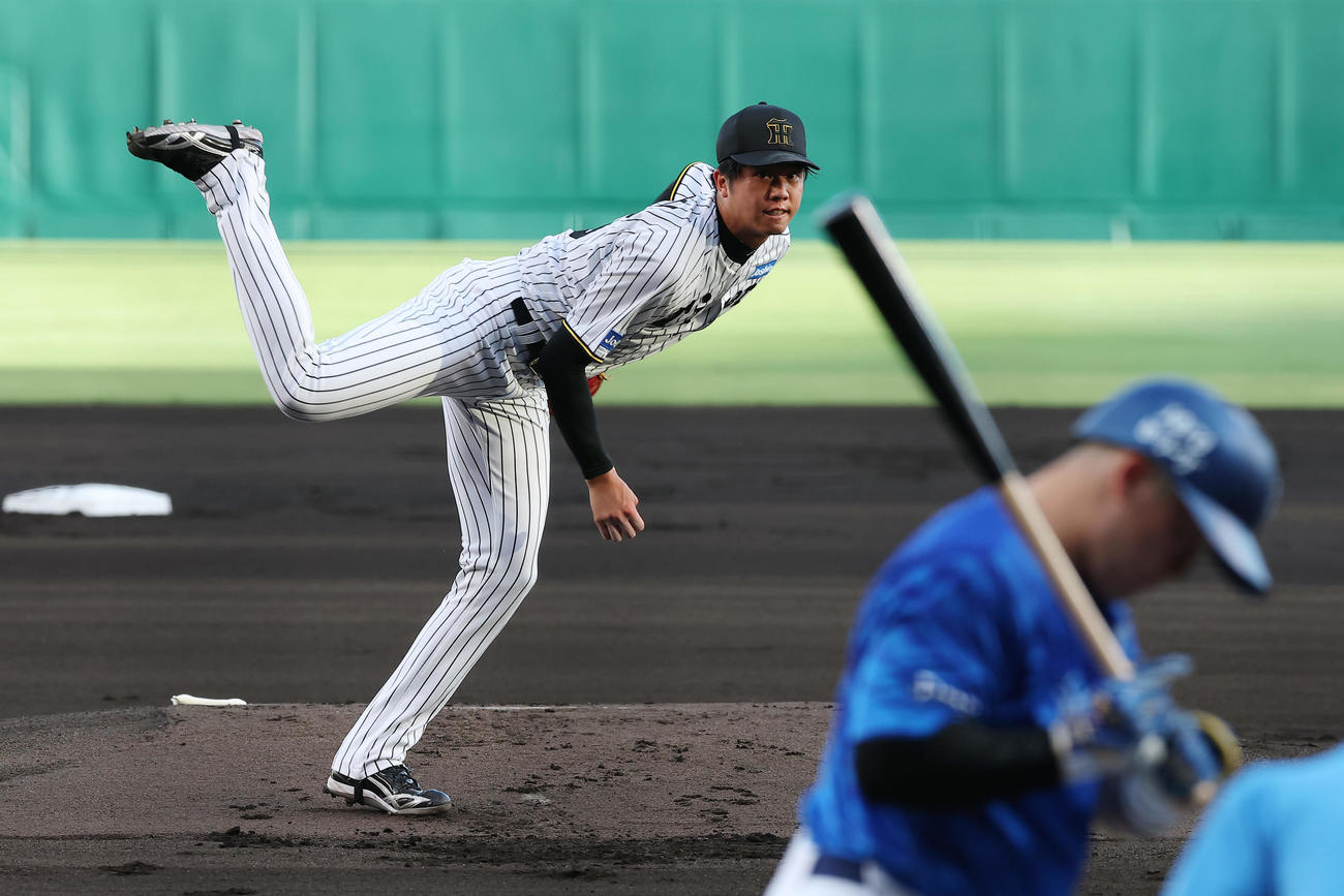 阪神対DeNA 1回表DeNA2死三塁、牧（手前）を見逃し三振に仕留める才木（撮影・前田充）