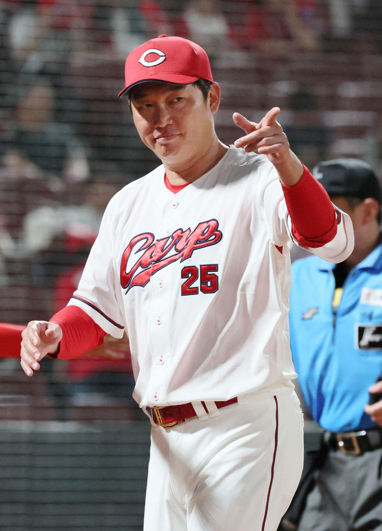 広島対巨人　8回裏終了時、交代を告げる新井監督（撮影・加藤孝規）