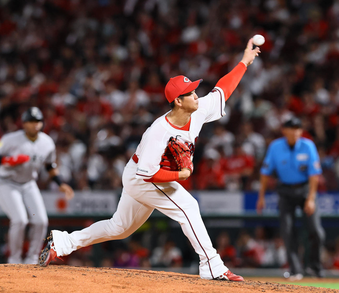 広島対巨人　8回、4番手で登板した広島高橋（撮影・藤尾明華）