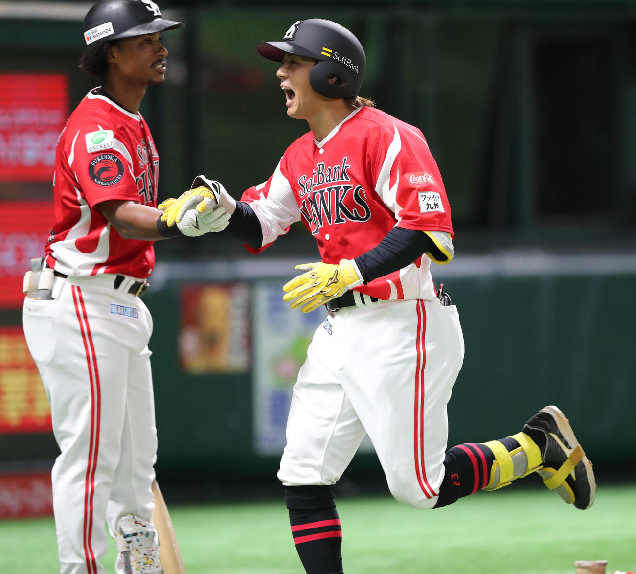 ソフトバンク対オリックス　6回裏ソフトバンク無死、佐藤直は左越え本塁打を放ち笑顔、左はダウンズ（撮影・梅根麻紀）