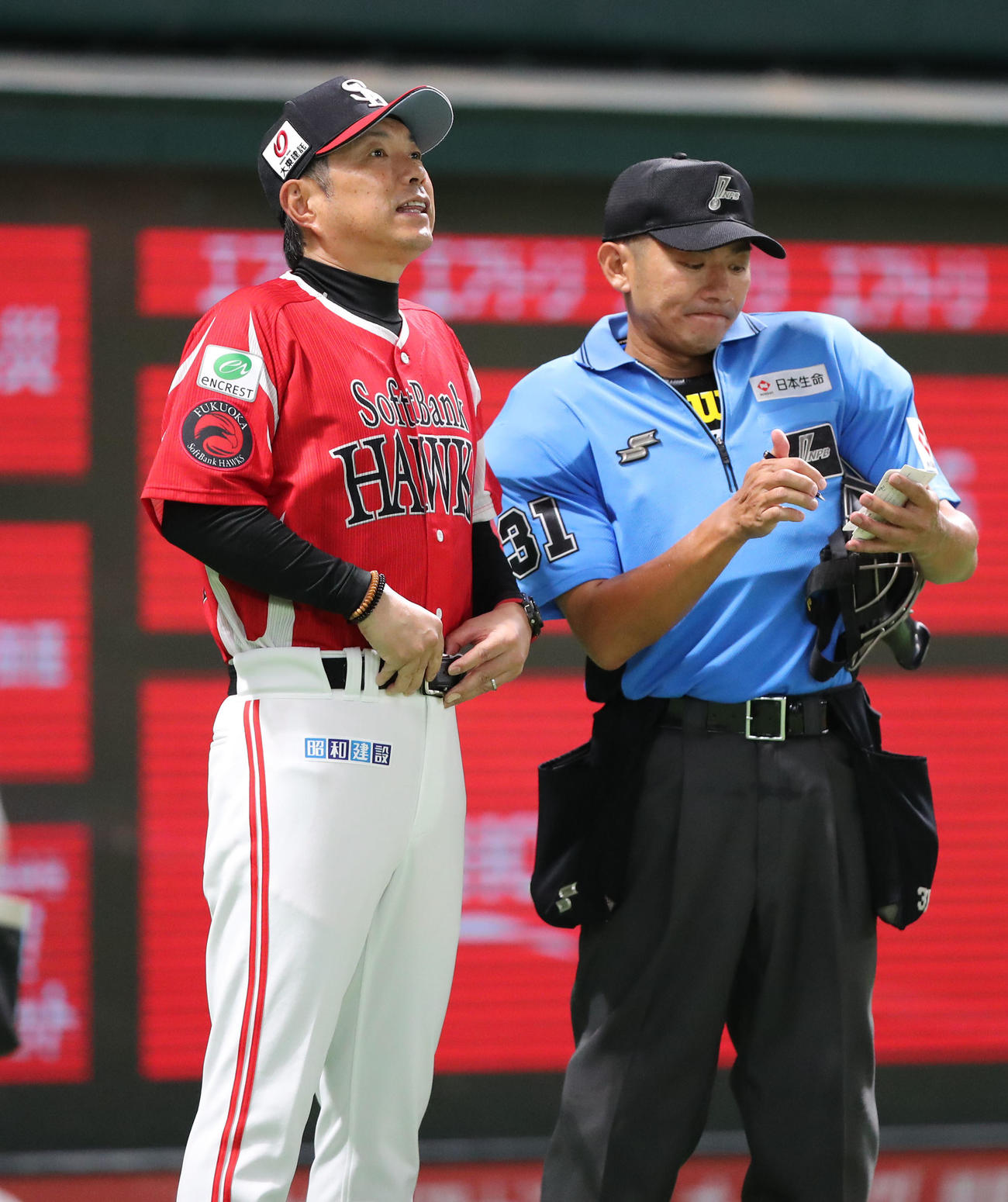 ソフトバンク対オリックス　審判に選手交代を告げる小久保監督（撮影・梅根麻紀）