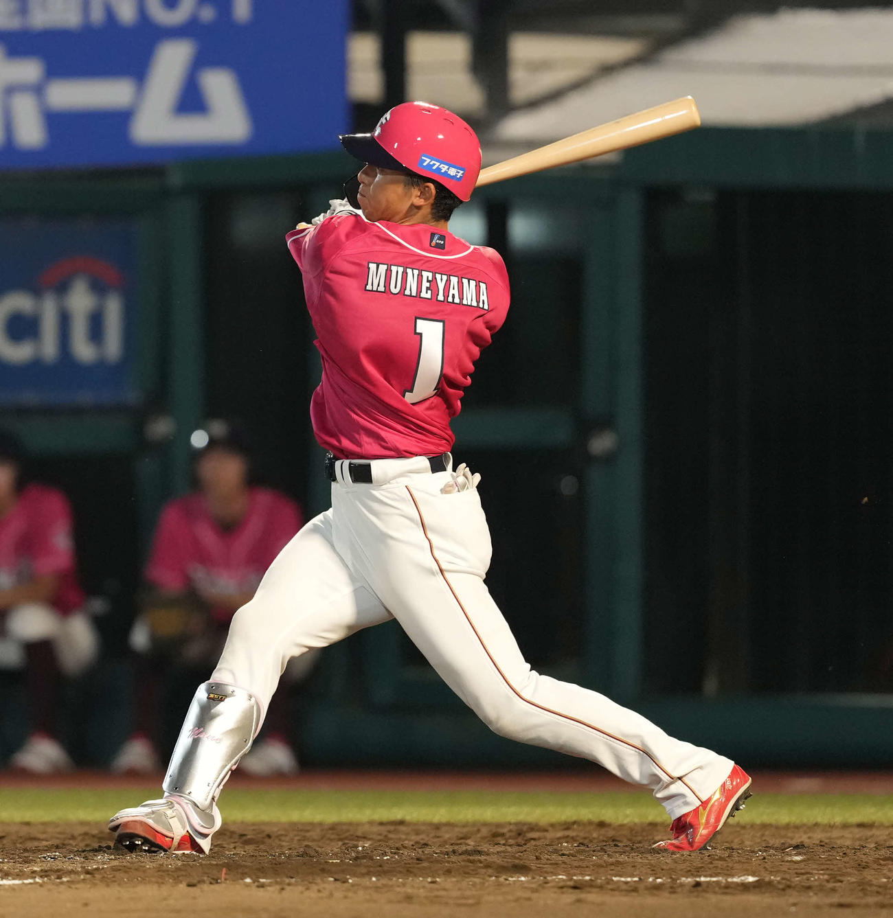 楽天対西武　4回裏楽天2死、右越え本塁打を放つ宗山（撮影・井上学）