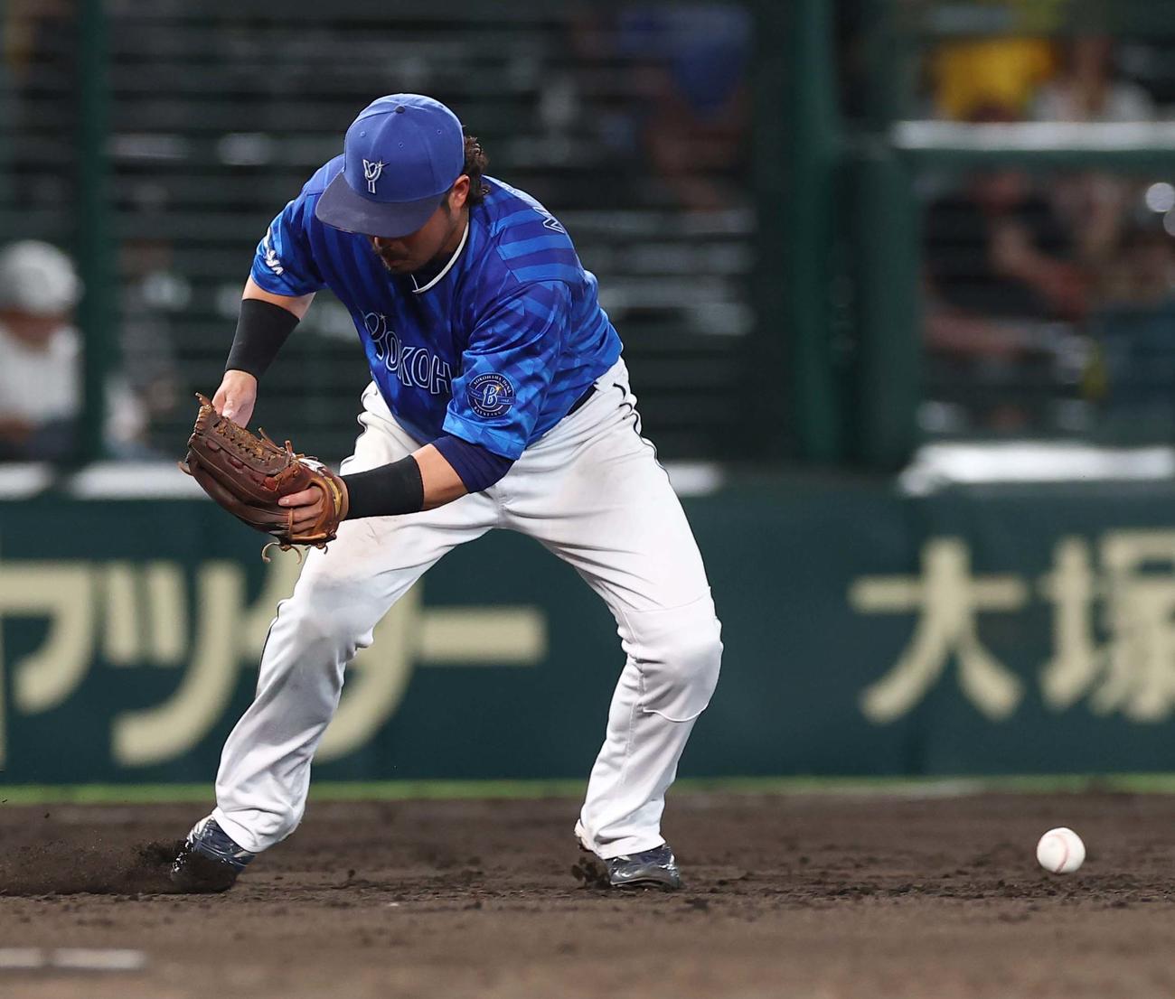 阪神対DeNA 5回裏阪神2死、宮崎は近本の打球を後逸する（撮影・上田博志）