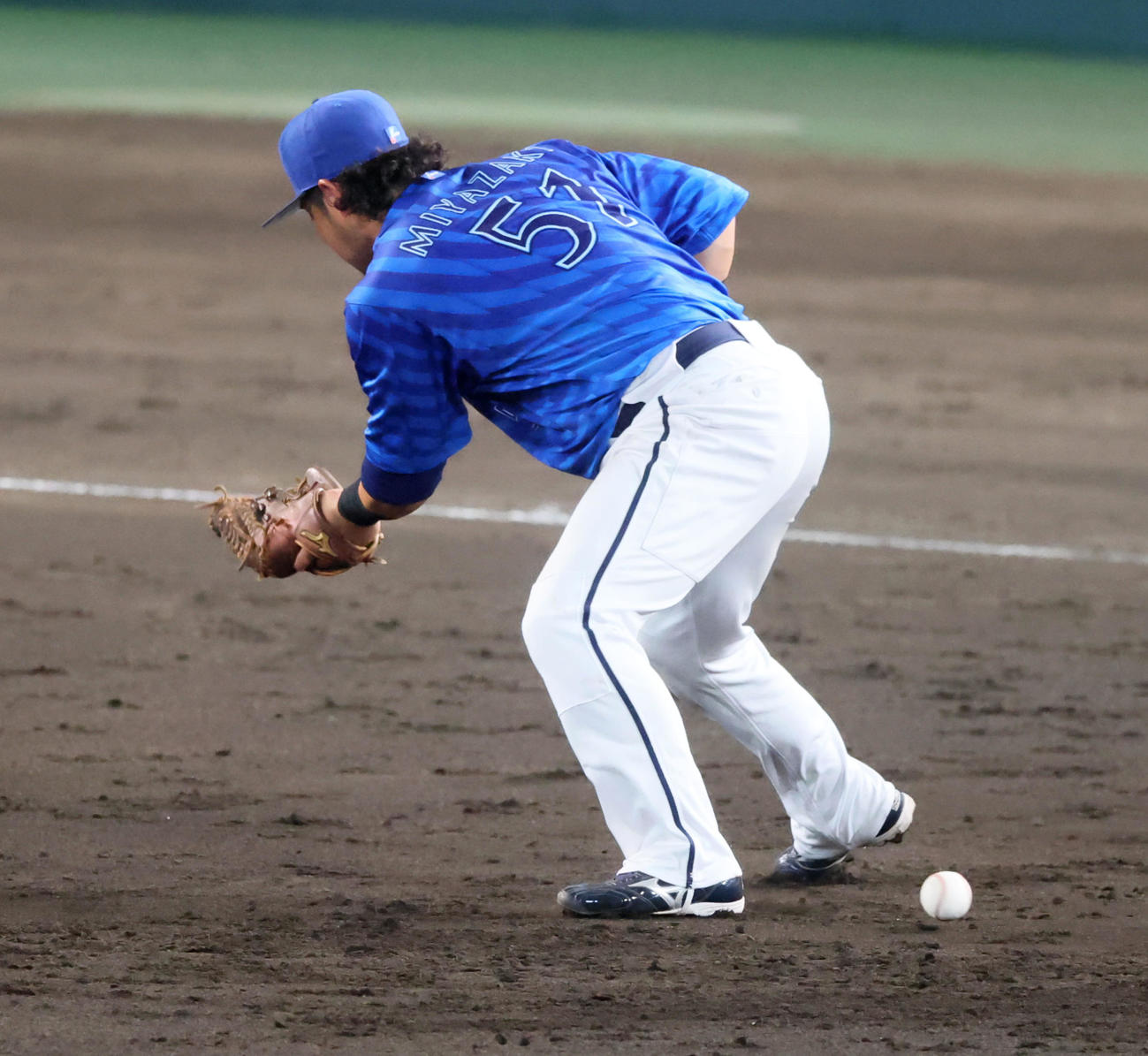 阪神対DeNA 5回裏阪神2死、宮崎は近本の打球を後逸し失策を記録（撮影・加藤哉）