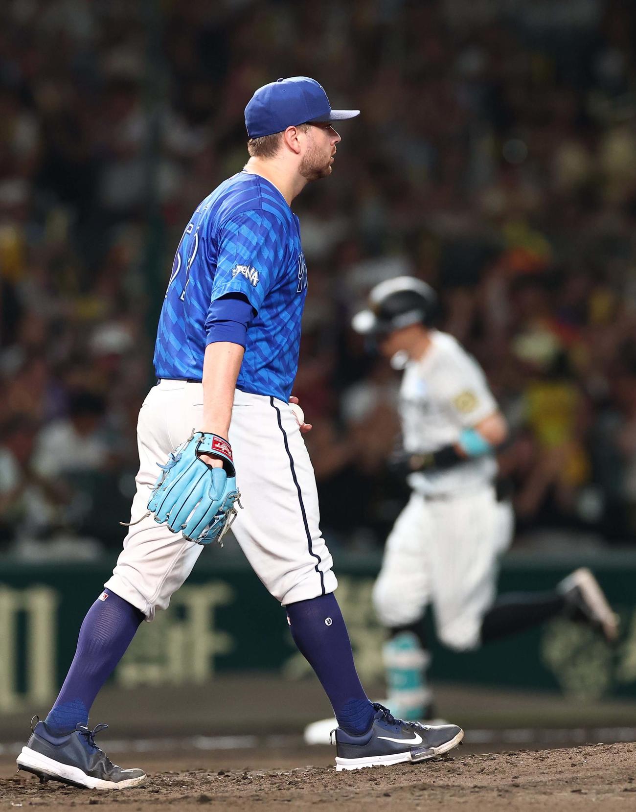 阪神対DeNA 6回裏阪神1死、ケイ（左）は佐藤輝に右越えソロ本塁打を浴びる（撮影・上田博志）