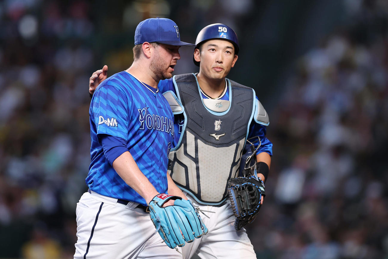 阪神対DeNA 3回裏を投げ終え、言葉を交わしながらベンチへ戻るDeNAケイ（左）と山本（撮影・前田充）