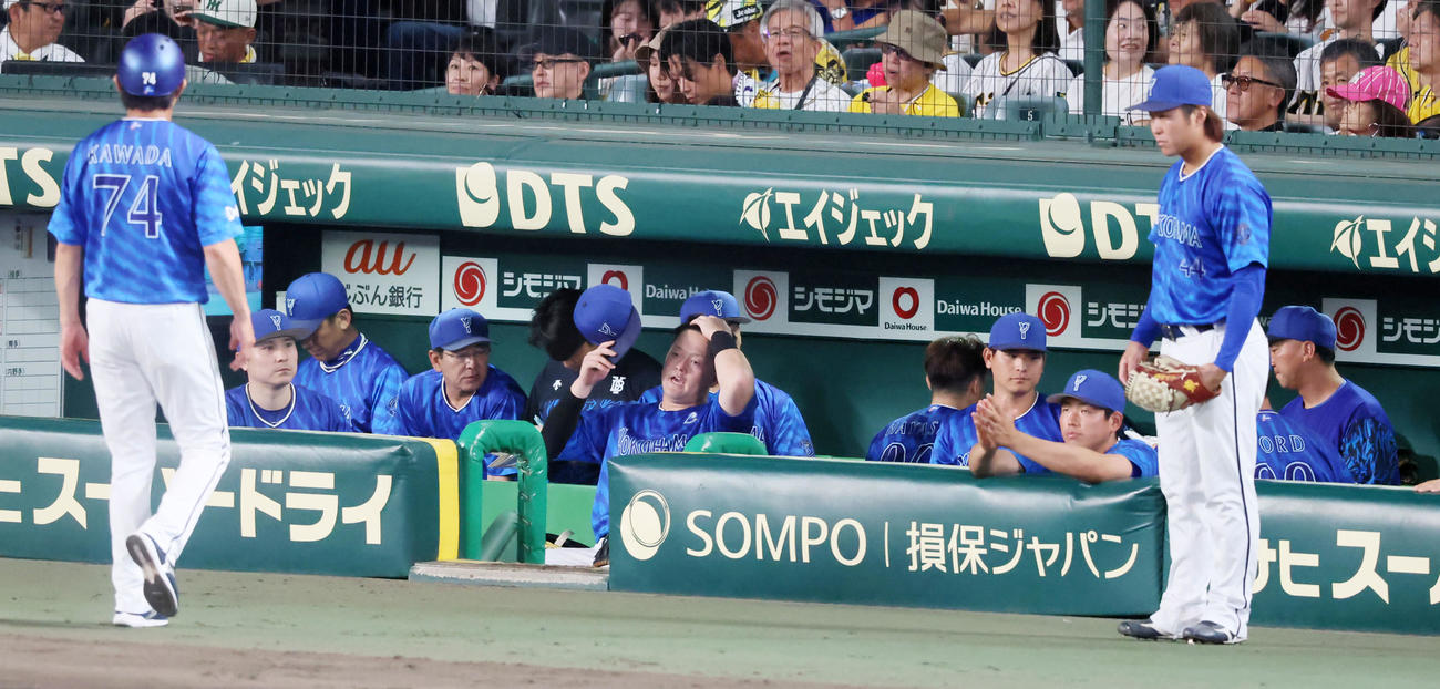 阪神対DeNA 5回表の攻撃を終え守備へ移動するDeNAナイン（撮影・加藤哉）