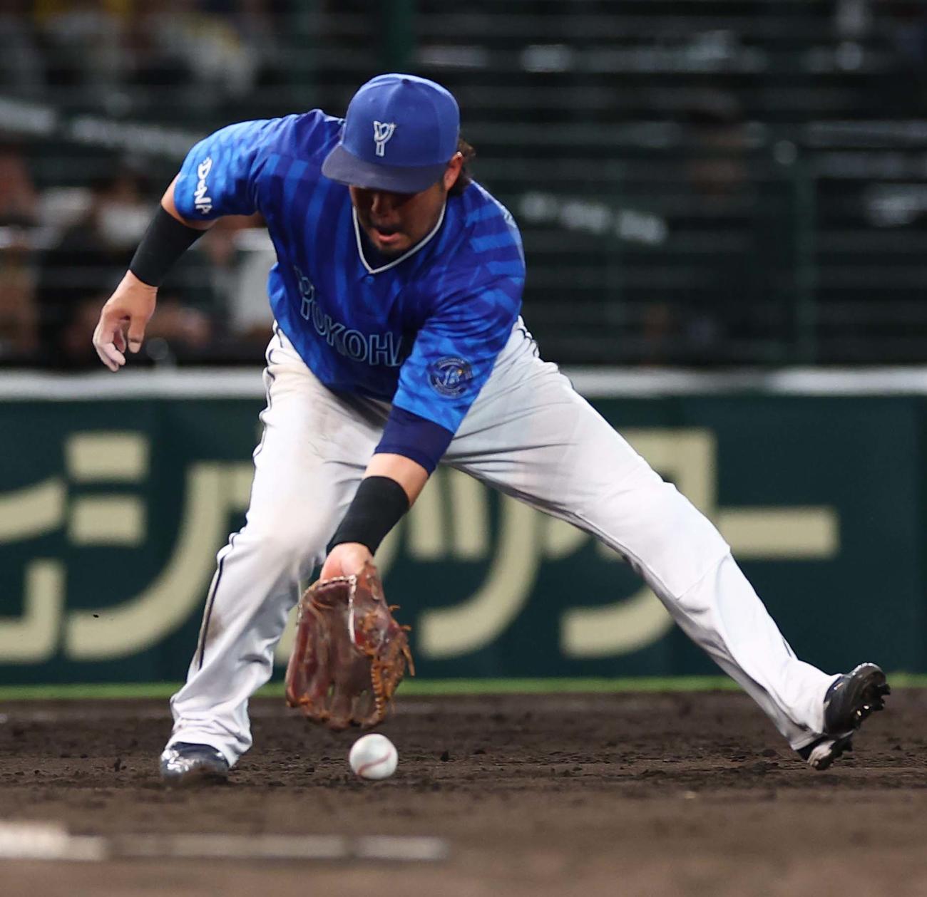 阪神対DeNA 5回裏阪神2死、宮崎は近本の打球を後逸する（撮影・上田博志）