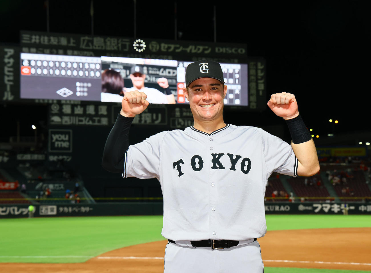 広島対巨人　ヒーローインタビューを終え、ポーズをとる巨人リチャード（撮影・藤尾明華）