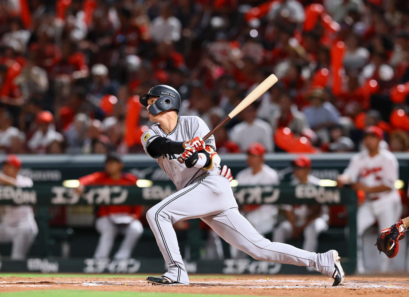広島対巨人　7回表巨人2死二塁、代打坂本は中越えに適時二塁打を放つ（撮影・藤尾明華）