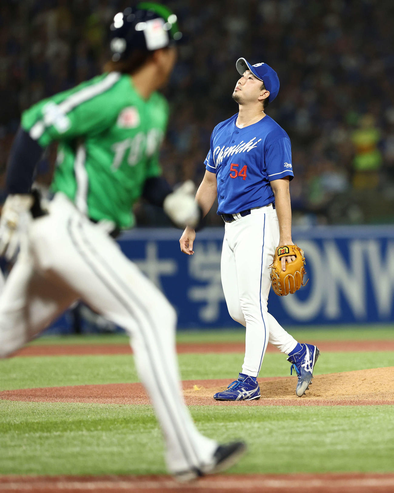 ヤクルト対中日　7回裏ヤクルト2死一、三塁、赤羽に左前適時打を浴びる藤嶋（撮影・河田真司）