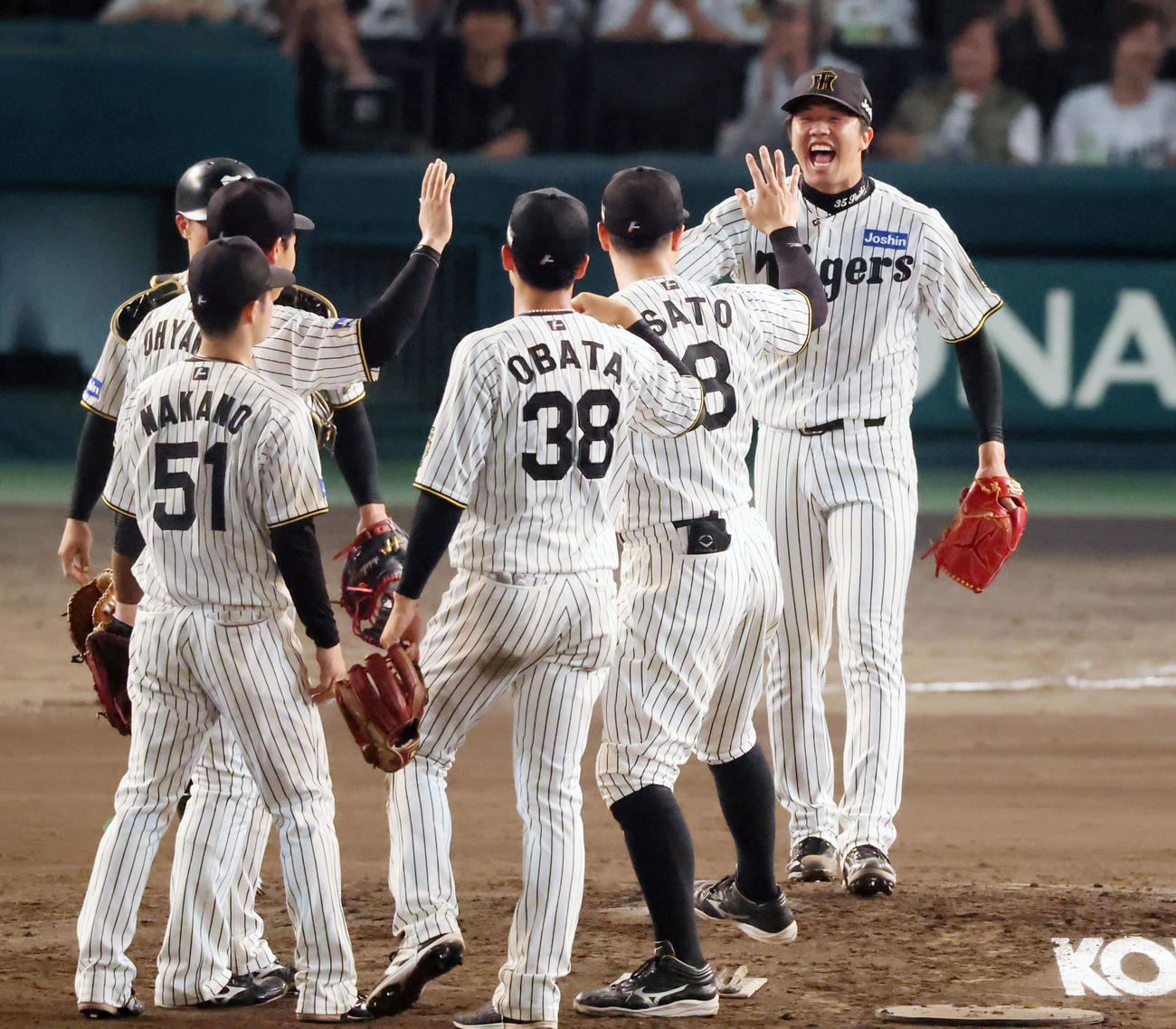 阪神対DeNA DeNA打線を完封で完投勝ちを決め笑顔でナインとタッチする阪神先発才木（撮影・加藤哉）