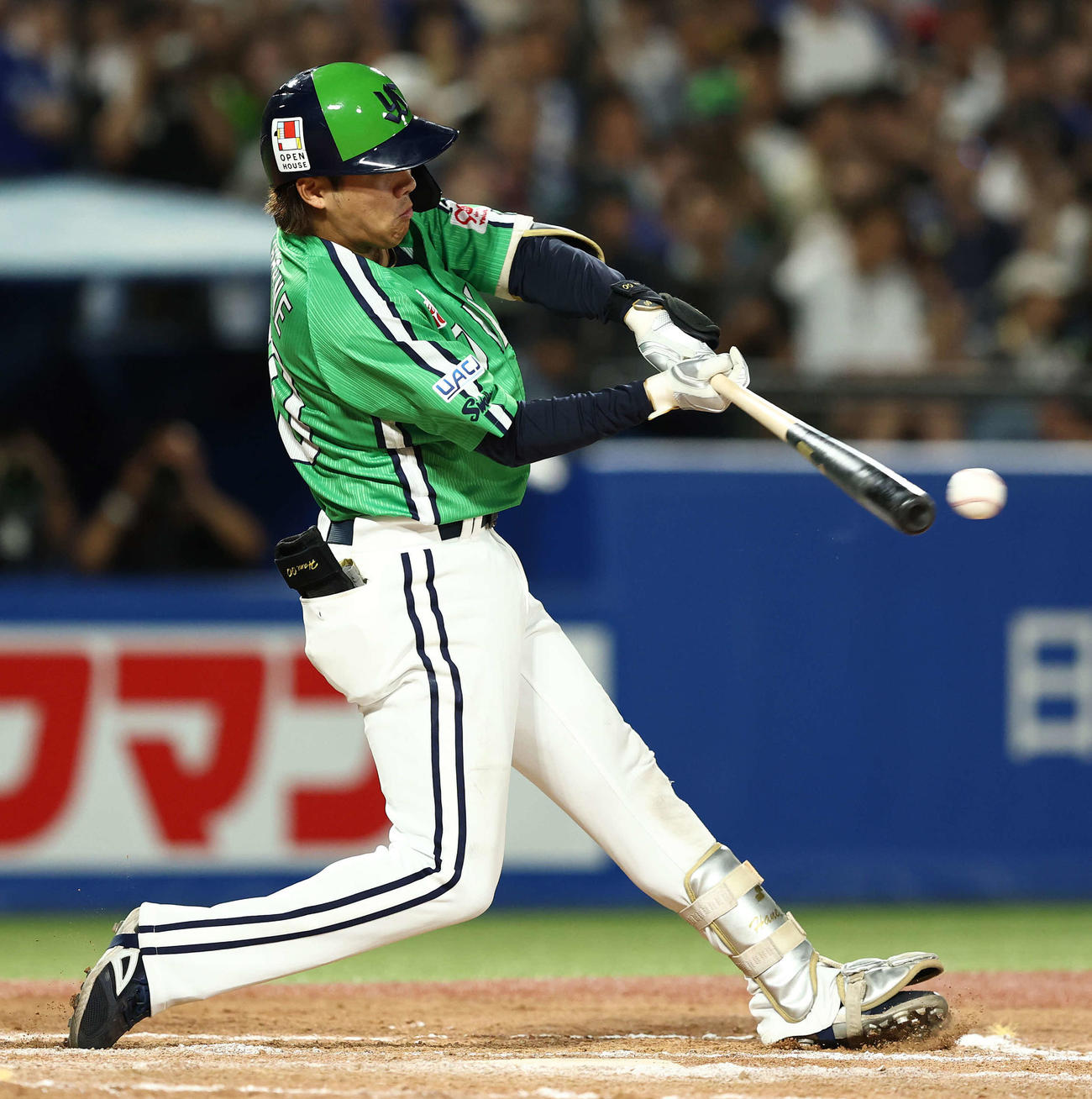 ヤクルト対中日　7回裏ヤクルト2死一、三塁、左前適時打を放つ赤羽（撮影・河田真司）