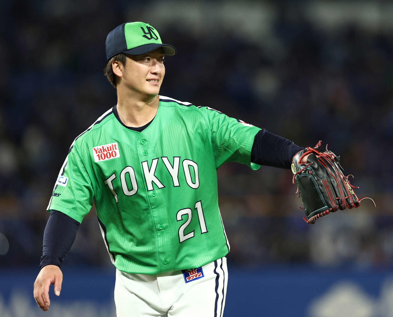 ヤクルト対中日　6回表を抑え、笑顔でベンチに戻る吉村（撮影・河田真司）