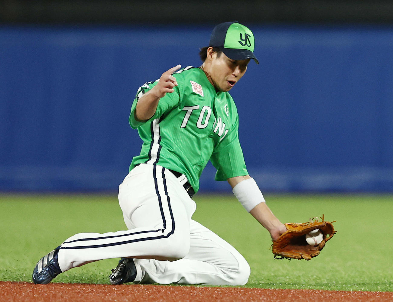 ヤクルト対中日　8回表中日2死三塁、上林の打球を好捕する山田（撮影・河田真司）