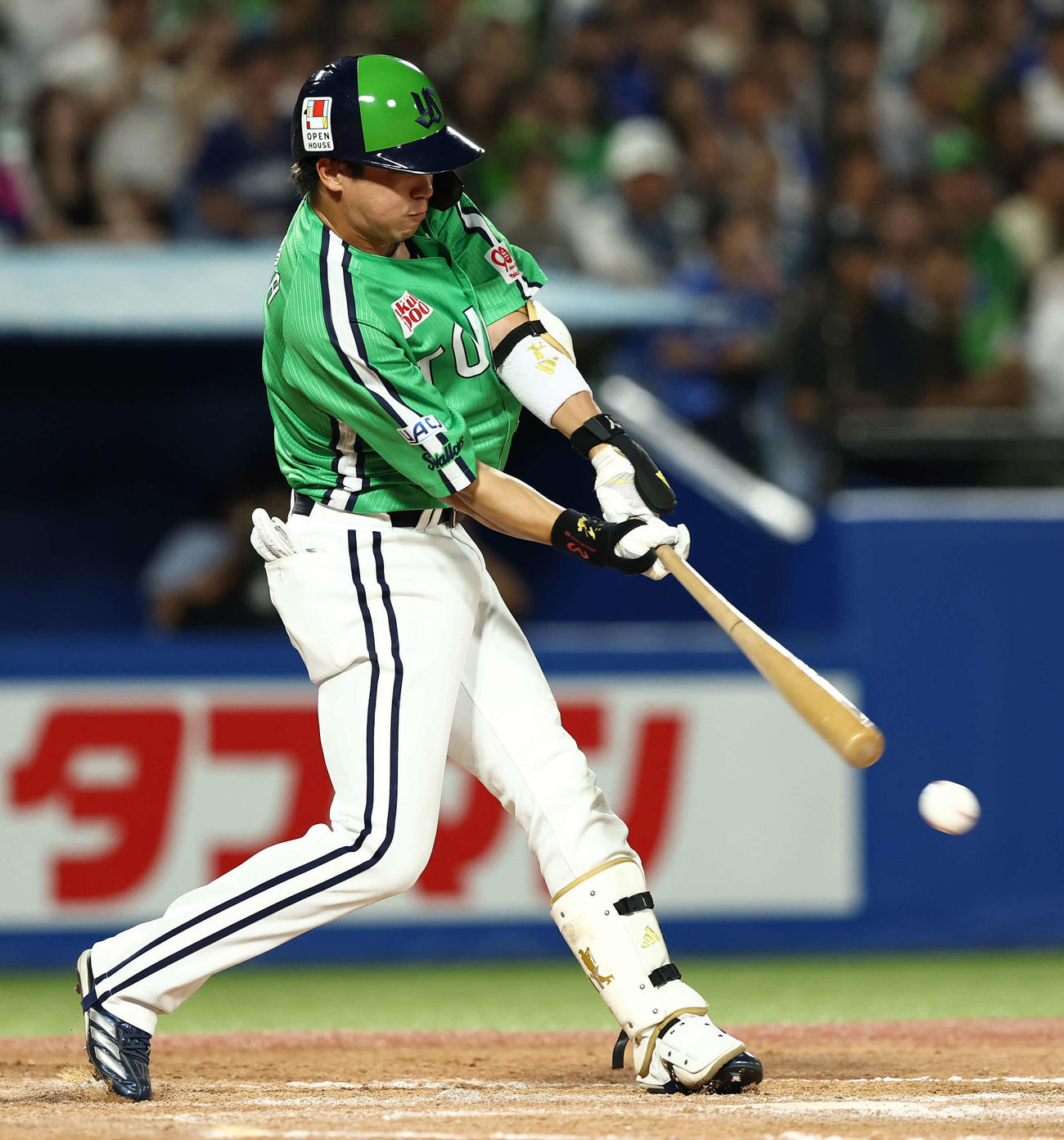ヤクルト対中日　8回裏ヤクルト1死、左前打を放つ山田（撮影・河田真司）