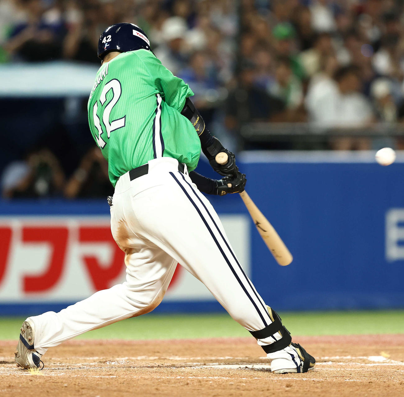 ヤクルト対中日　5回裏ヤクルト1死、左翼線に二塁打を放つ沢井（撮影・河田真司）