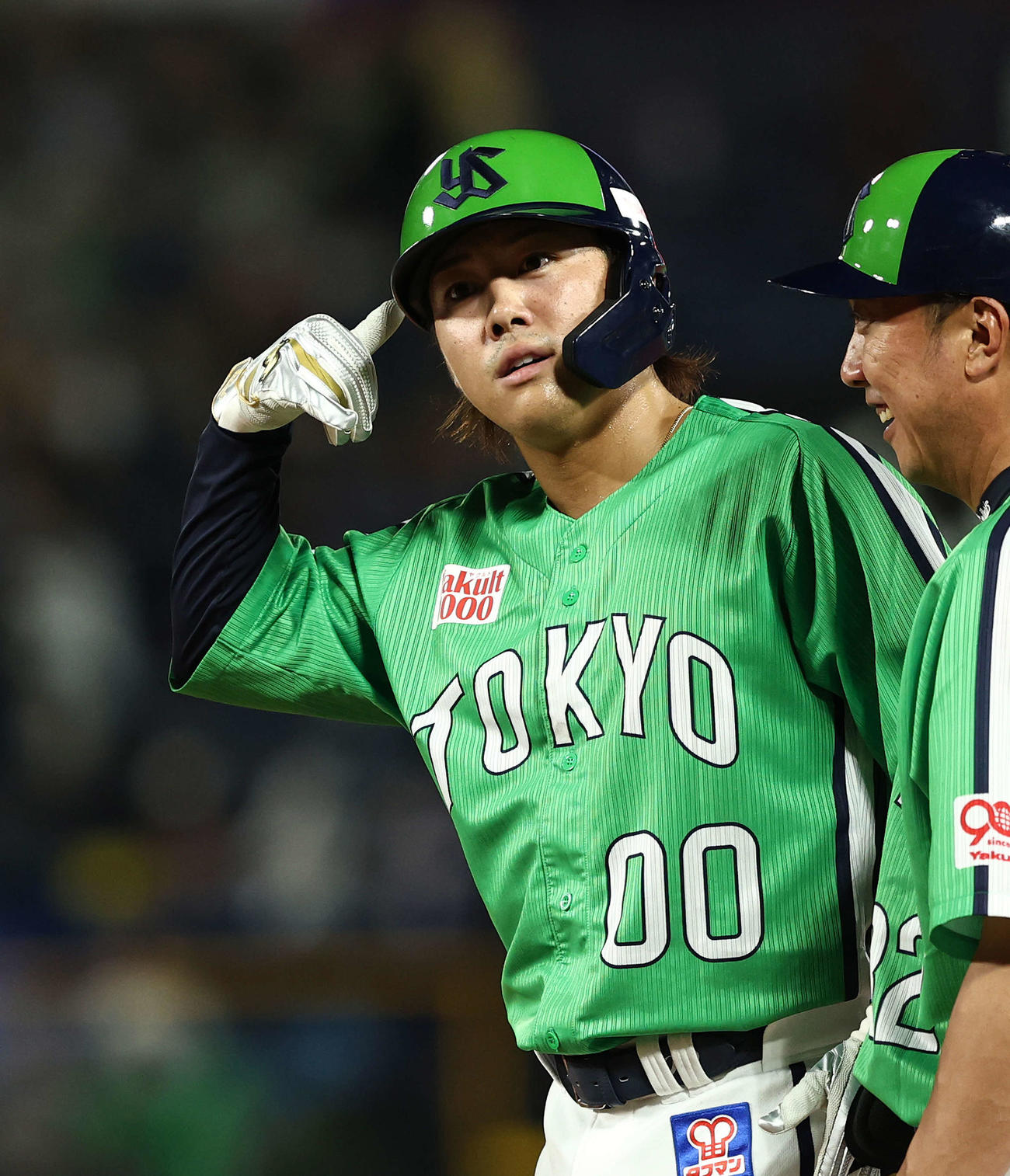 ヤクルト対中日　7回裏ヤクルト2死一、三塁、左前適時打を放ち出塁する赤羽（撮影・河田真司）