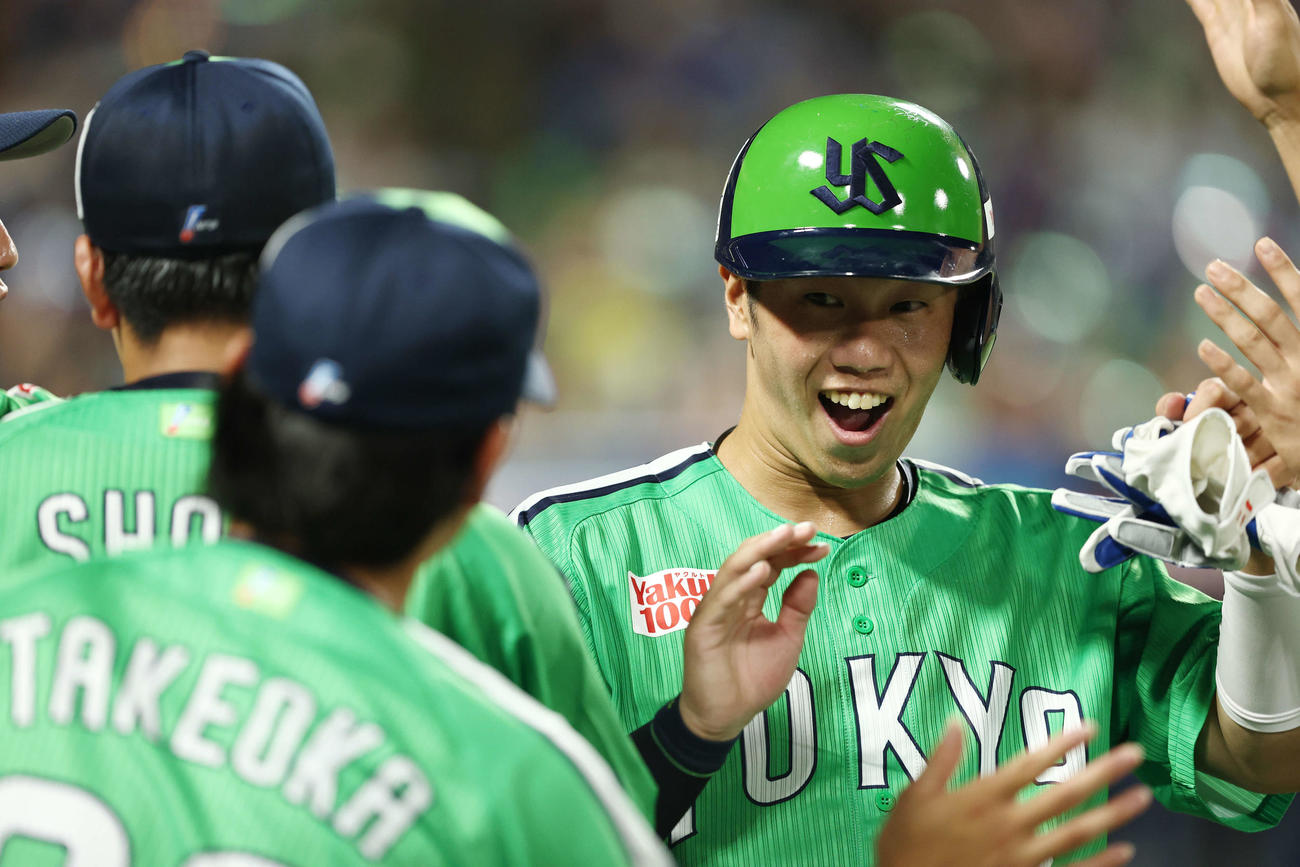 ヤクルト対中日　7回裏ヤクルト2死一、三塁、赤羽の左前適時打で生還しチームメートに迎えられる古賀（撮影・河田真司）