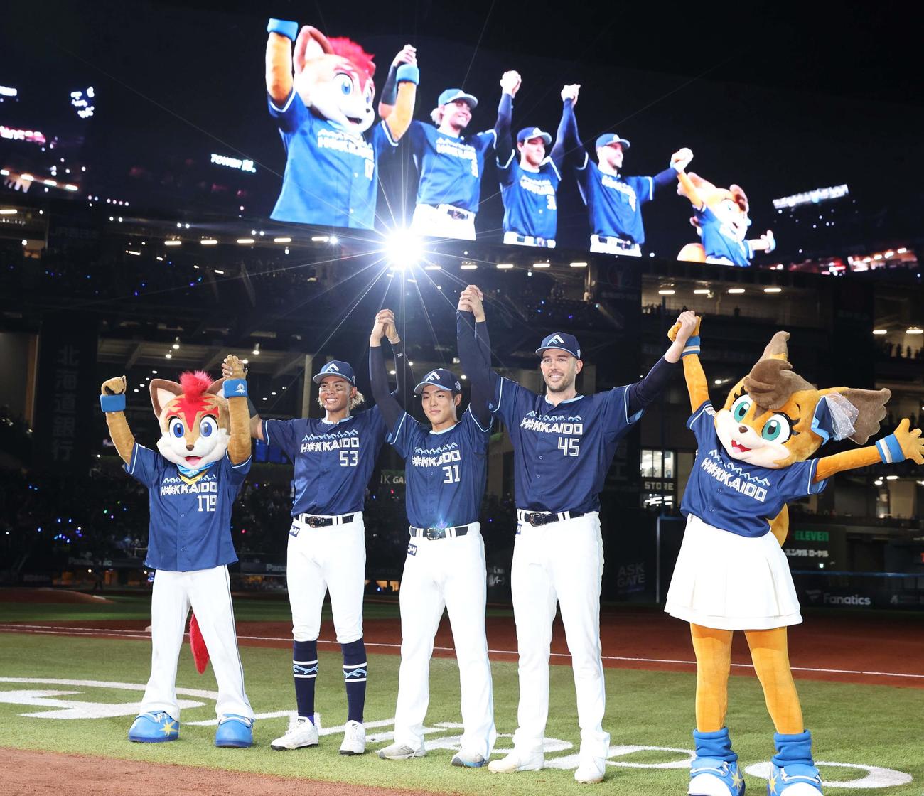 日本ハム対ロッテ　試合後、笑顔でスタンドに向かって手を挙げる左から水谷、柴田、バーヘイゲン（撮影・黒川智章）