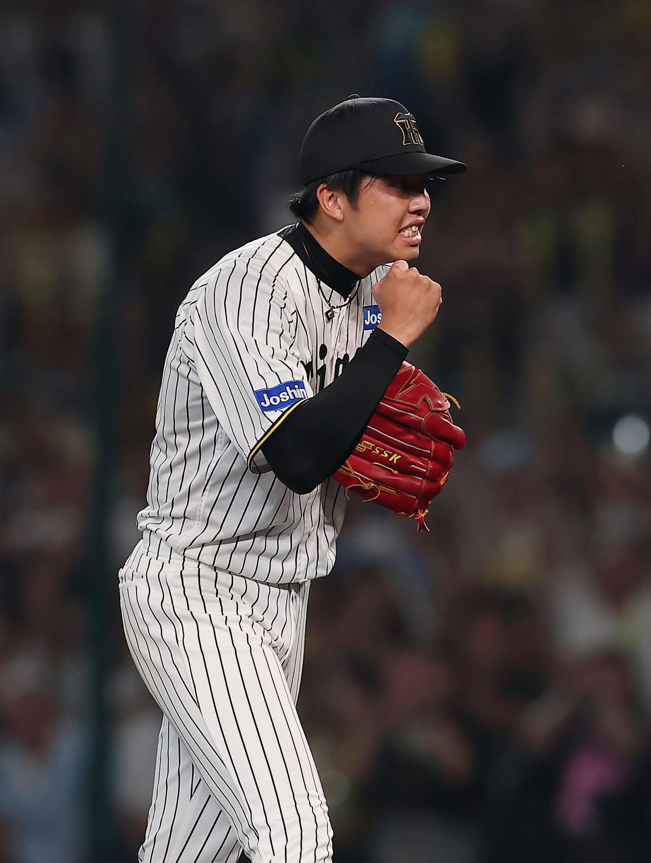 阪神対DeNA DeNAから完封勝利を挙げガッツポーズする阪神才木（撮影・前田充）